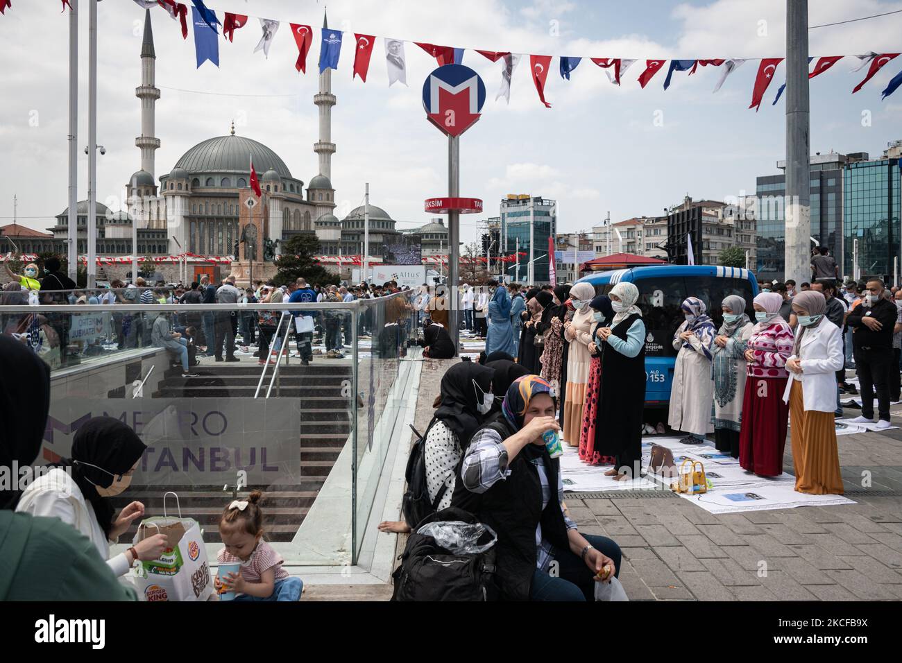 Tausende von religiösen Türken versammelten sich im Zentrum Istanbuls, der Türkei, zum Freitagsgebet zur Einweihung der neu errichteten und symbolträchtigen Takismus-Moschee am 28. Mai 2021 in Istanbul, Türkei. Der türkische Präs. Recep Tayyip Erdogan nahm ebenfalls an der Zeremonie Teil, die am achten Jahrestag der regierungsfeindlichen Proteste im Gezi-Park stattfand. (Foto von Diego Cupolo/NurPhoto) Stockfoto