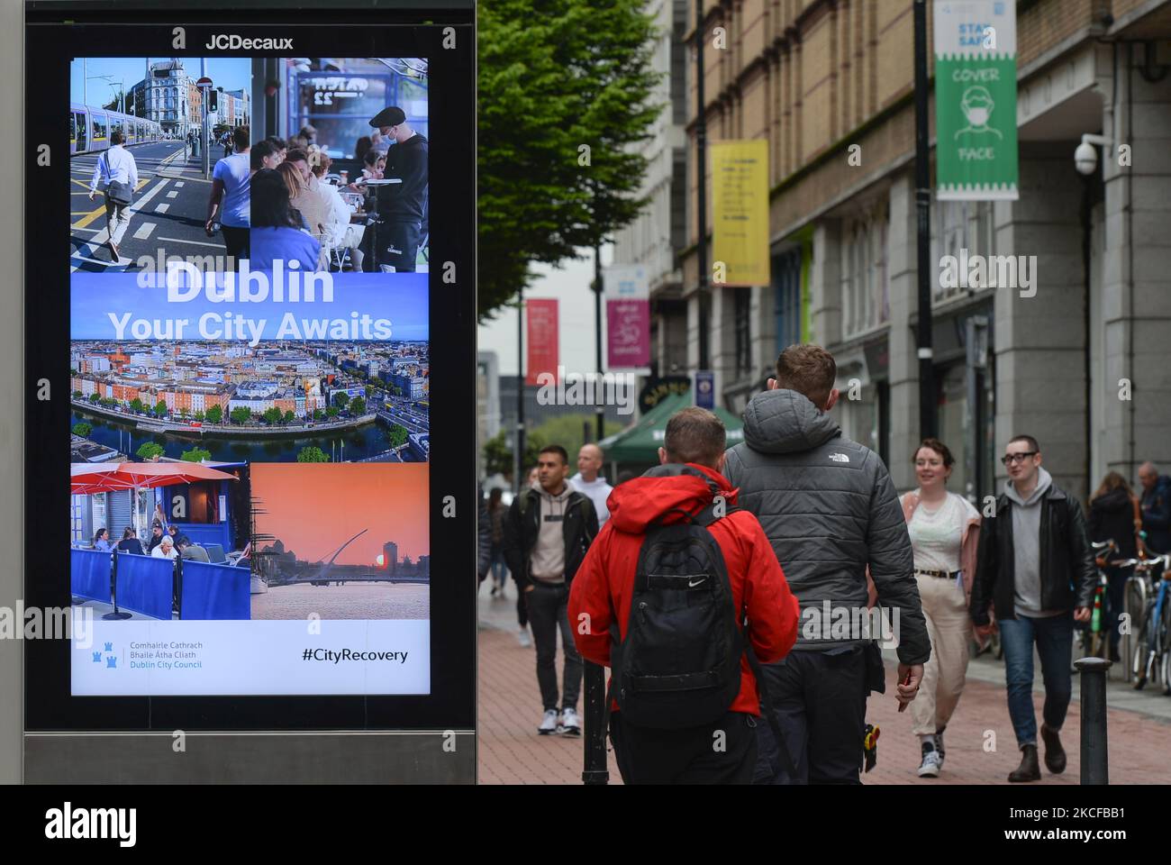 Ein Straßenplakat mit den Worten „Dublin Your City Awaits“ im Zentrum von Dublin. Die nächste Phase der Abtauung der irischen Wirtschaft und der Lockerung der Beschränkungen wird in eine Reihe verschiedener Termine aufgeteilt. Die Hotels können ab dem 2. Juni wiedereröffnet werden, Fitnessstudios und Kinos ab dem 7. Juni und schließlich können die Innenkneipen ab dem 5. Juli wieder eröffnet werden. Das internationale Reisen wird voraussichtlich Mitte Juli lockern. Ab dem 2.. August können 5.000 Zuschauer an Spielen in großen Stadien teilnehmen. Am Freitag, den 28. Mai 2021, in Dublin, Irland. (Foto von Artur Widak/NurPhoto) Stockfoto