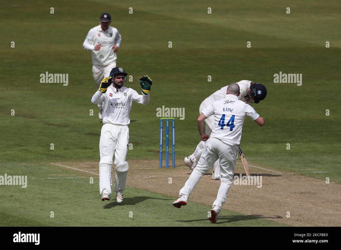 Ned Eckersley (wk) von Durham feiert mit Ben Raine, nachdem er Paul Walter während des LV= County Championship-Spiels zwischen Durham County Cricket Club und Essex am Freitag, 28.. Mai 2021, in Emirates Riverside, Chester le Street, gefangen genommen hat. (Foto von Mark Fletcher/MI News/NurPhoto) Stockfoto