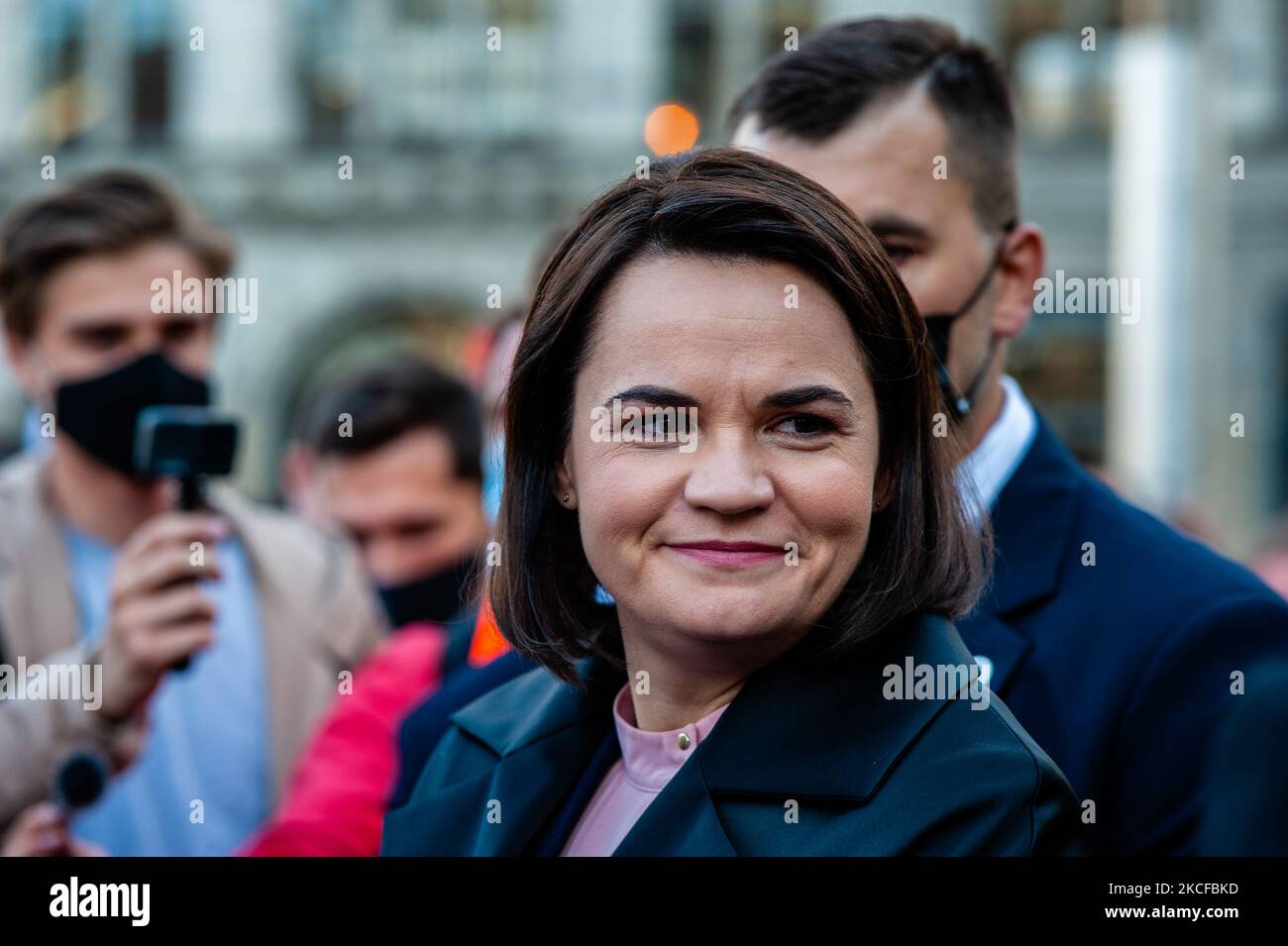Die weißrussische Oppositionsführerin Swetlana Tichanowskaja traf sich mit der belarussischen Gemeinde während eines Protestes, der am 28. Mai 2021 auf dem Dam-Platz in Amsterdam, Niederlande, organisiert wurde. Nach der Verhaftung des belarussischen Oppositionsbloggers Roman Protasewitsch, der sich auf dem umgelenkteten Ryanair-Flug befand, hat die weißrussische Oppositionsführerin Swetlana Tichanowskaja zu einer öffentlichen europaweiten Solidaritätsbekundung mit Belarus aufgerufen. (Foto von Romy Arroyo Fernandez/NurPhoto) Stockfoto