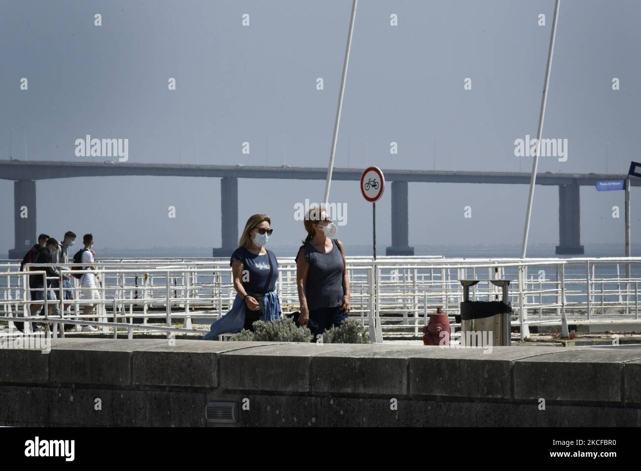 Am 27. Mai 2021 führen Menschen auf dem Boulevard an der Grenze zum Fluss Tejo, Oriente, Lissabon, Portugal, Outdoor-Aktivitäten durch. Portugal könnte innerhalb von zwei Monaten 120 SARS-CoV-2-Fälle pro 100.000 Einwohner erreichen, wenn die Zahl der Infektionen weiter ansteigt, so der Bericht „rote Linien“ der Pandemie Covid-19, der von der Generaldirektion Gesundheit (DGS) und dem National Institute of Health, Doktor Ricardo Jorge (INSA), veröffentlicht wurde. (Foto von Jorge Mantilla/NurPhoto) Stockfoto