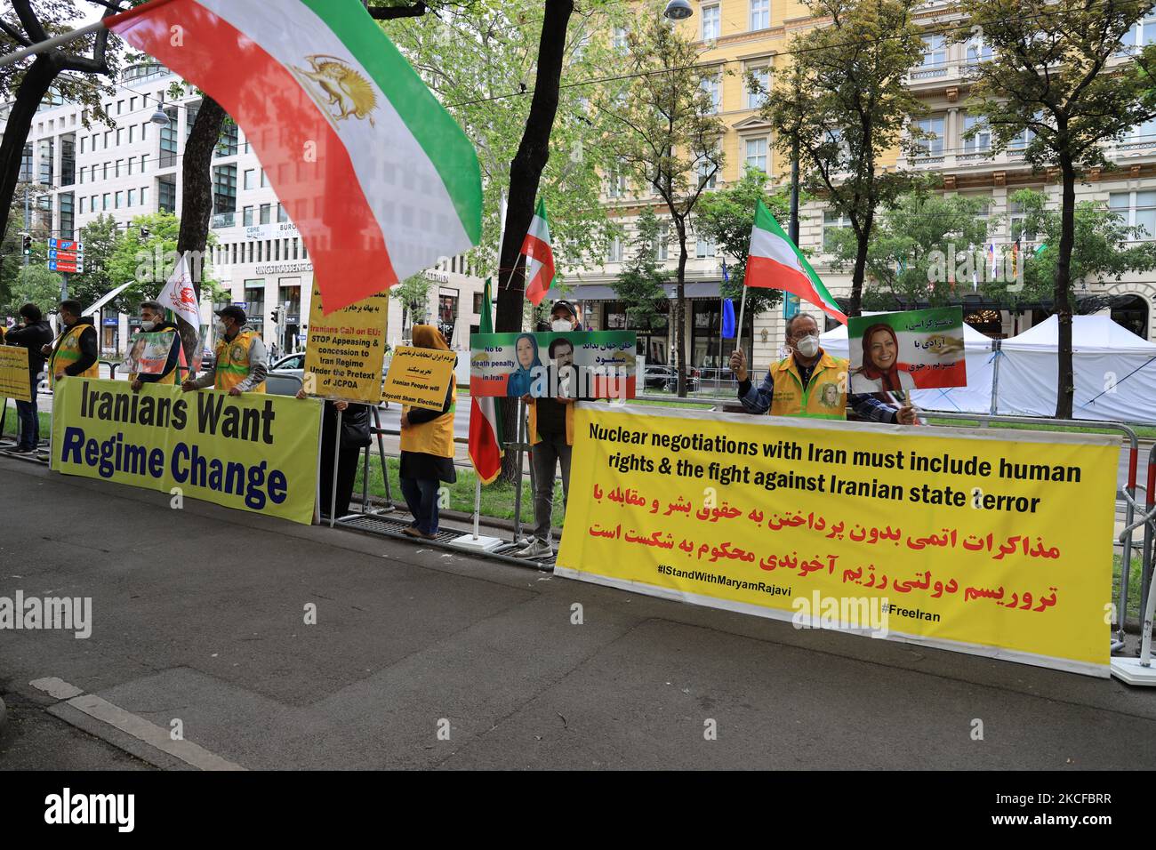 Zeitgleich mit den Iran-Atomgesprächen in Wien hielten Anhänger der iranischen Opposition (NCRI) am Freitag, dem 28. Mai 2021, eine Kundgebung vor dem Grand Hotel in Wien, Österreich, ab. Die Demonstranten riefen die Weltgemeinschaft dazu auf, die Beschwichtigung des iranischen Regimes zu beenden, ihre Führer für die Verletzung der Menschenrechte und die Ausgabe des Reichtums des iranischen Volkes für das Atomwaffenprogramm zur Rechenschaft zu ziehen. (Foto von Siavosh Hosseini/NurPhoto) Stockfoto