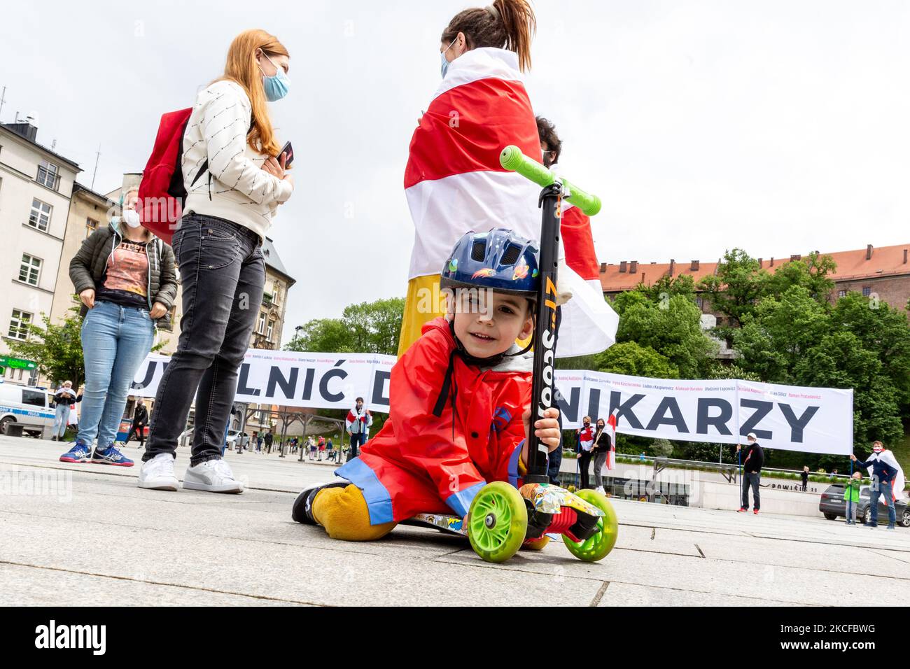 Bürger und Weißrussland und ihre Unterstützer demonstrieren am 29. Mai 2021 im Rahmen des Streikens der Globalen Solidarität mit Belarus vor dem Schloss Vavel in Krakau, Polen. Belarus hat sich vor fast einem Jahr gegen seinen Präsidenten erhoben, was zu großen, kontinuierlichen internen Streiks und Protesten im Land geführt hat. Der Konflikt erlangte neue Stärke, nachdem Belarus den Passagier Ryanair zur Verhaftung des Journalisten der sozialen Opposition Raman Pratasewitsch gezwungen hatte. Belarus wurde international für die Aktion verurteilt. (Foto von Dominika Zarzycka/NurPhoto) Stockfoto