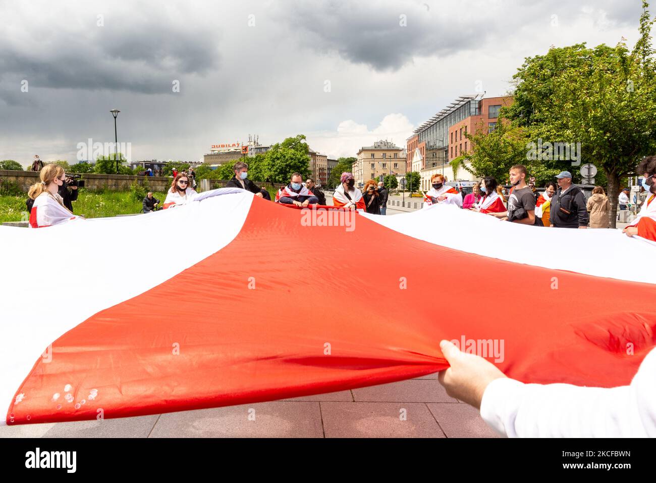 Bürger und Weißrussland und ihre Unterstützer demonstrieren am 29. Mai 2021 im Rahmen des Streikens der Globalen Solidarität mit Belarus vor dem Schloss Vavel in Krakau, Polen. Belarus hat sich vor fast einem Jahr gegen seinen Präsidenten erhoben, was zu großen, kontinuierlichen internen Streiks und Protesten im Land geführt hat. Der Konflikt erlangte neue Stärke, nachdem Belarus den Passagier Ryanair zur Verhaftung des Journalisten der sozialen Opposition Raman Pratasewitsch gezwungen hatte. Belarus wurde international für die Aktion verurteilt. (Foto von Dominika Zarzycka/NurPhoto) Stockfoto