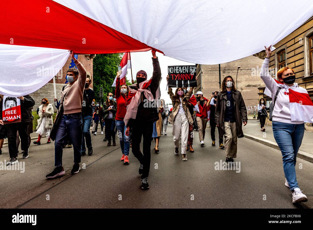 Bürger und Weißrussland und ihre Unterstützer demonstrieren am 29. Mai 2021 im Rahmen des Streikens der Globalen Solidarität mit Belarus vor dem Schloss Vavel in Krakau, Polen. Belarus hat sich vor fast einem Jahr gegen seinen Präsidenten erhoben, was zu großen, kontinuierlichen internen Streiks und Protesten im Land geführt hat. Der Konflikt erlangte neue Stärke, nachdem Belarus den Passagier Ryanair zur Verhaftung des Journalisten der sozialen Opposition Raman Pratasewitsch gezwungen hatte. Belarus wurde international für die Aktion verurteilt. (Foto von Dominika Zarzycka/NurPhoto) Stockfoto