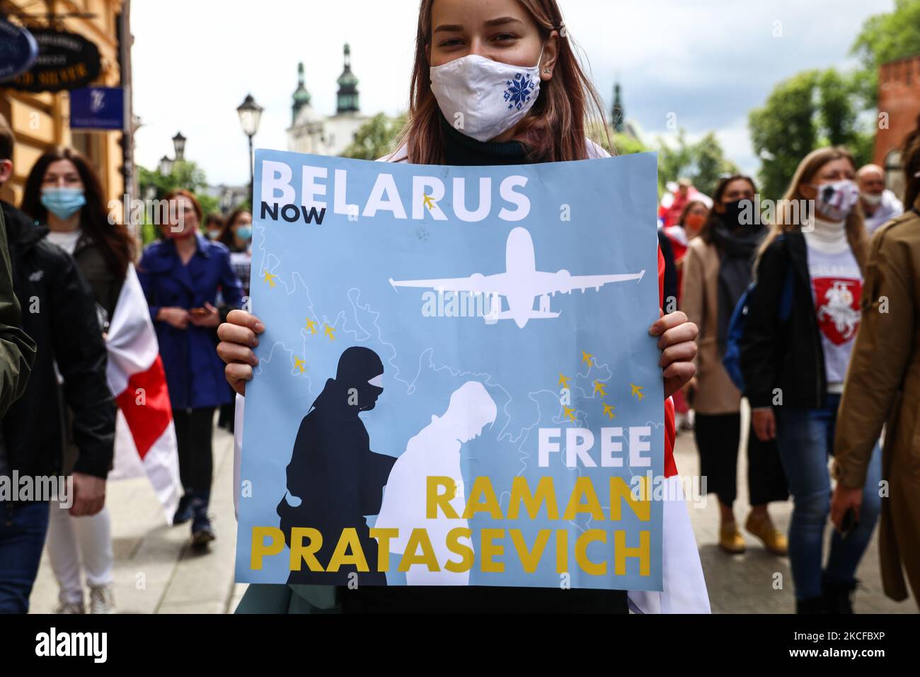 Im Rahmen des Global Solidarity Streikens demonstrieren Menschen beim Solidaritätsmarsch mit Belarus. Krakau, Polen, am 29. Mai 2021. Ein Konflikt der belarussischen Bürger mit den Behörden eskalation, nachdem Ryanair Boeing 737 mit Roman Protasewitsch, einem aktivistischen Blogger, von Athen nach Vilnius geflogen war. Flog über Belarus, als es nach einer Bombendrohung der belarussischen Behörden gezwungen wurde, eine Notlandung in Minsk durchzuführen, um einen regimekritischen Journalisten an Bord zu verhaften. (Foto von Beata Zawrzel/NurPhoto) Stockfoto