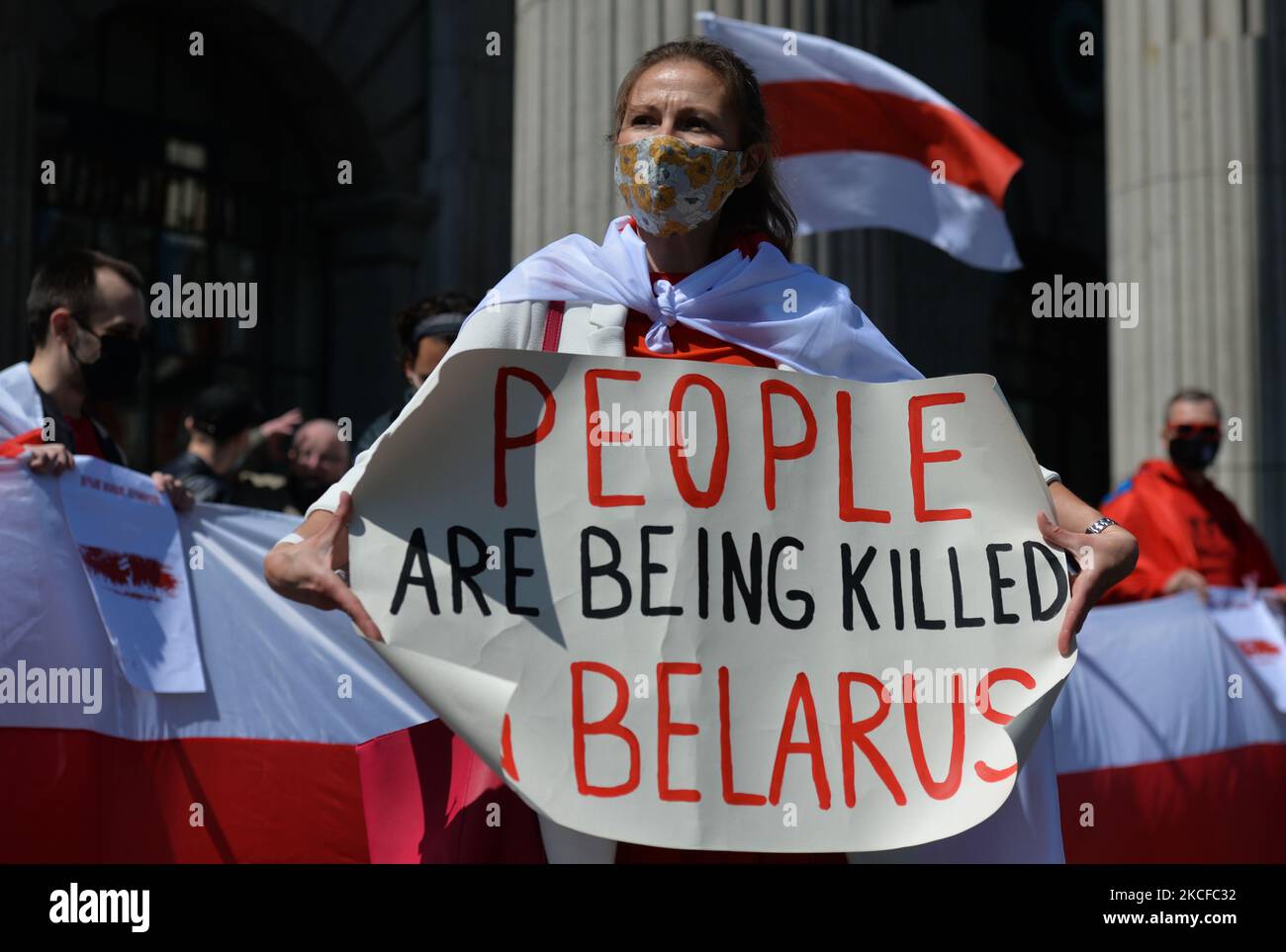 Mitglieder der lokalen belarussischen Diaspora, Aktivisten und lokale Unterstützer sahen sich vor der GPO in Dublin, um ihre Solidarität mit Belarussisch während eines Protestes für das freie Belarus auszudrücken. Am Samstag, den 29. Mai 2020, in Dublin, Irland. (Foto von Artur Widak/NurPhoto) Stockfoto