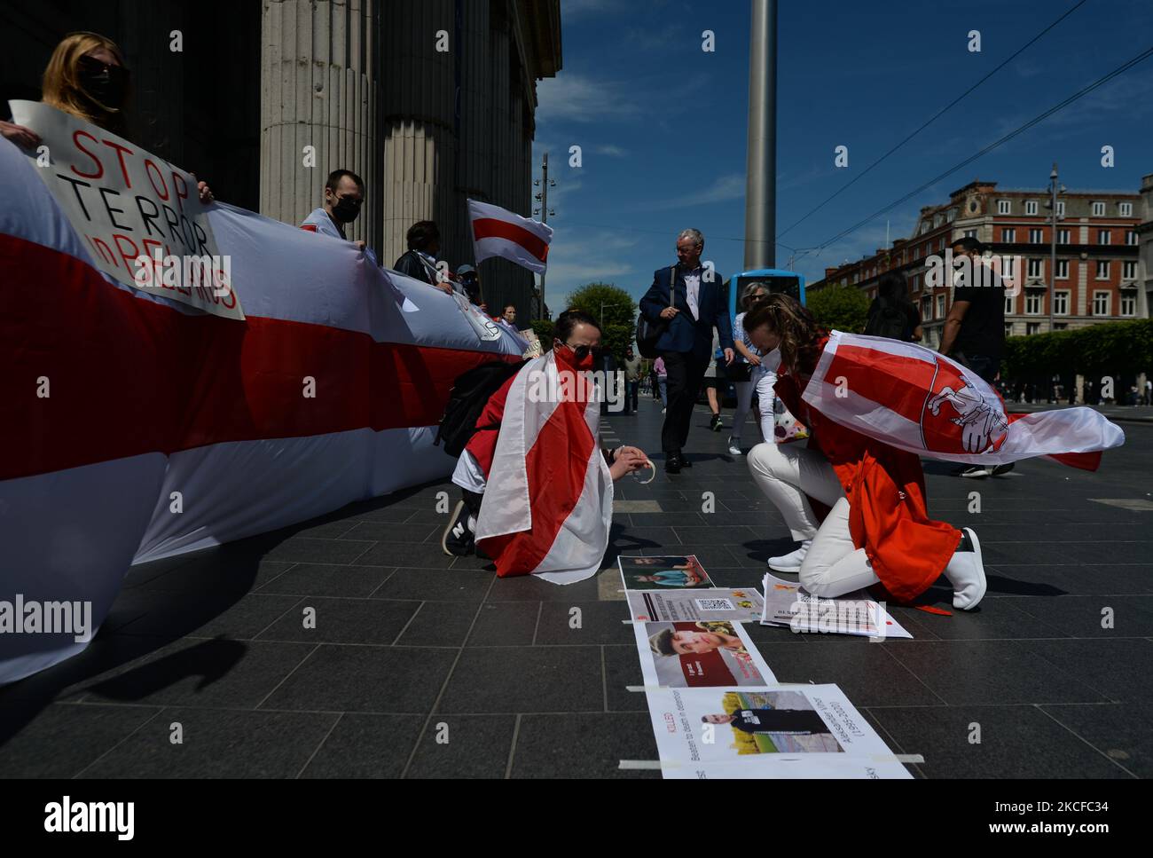 Mitglieder der lokalen belarussischen Diaspora, Aktivisten und lokale Unterstützer sahen sich vor der GPO in Dublin, um ihre Solidarität mit Belarussisch während eines Protestes für das freie Belarus auszudrücken. Am Samstag, den 29. Mai 2020, in Dublin, Irland. (Foto von Artur Widak/NurPhoto) Stockfoto