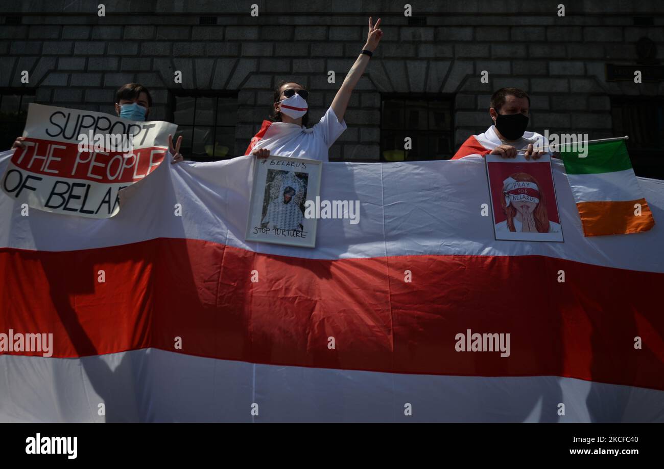 Mitglieder der lokalen belarussischen Diaspora, Aktivisten und lokale Unterstützer sahen sich vor der GPO in Dublin, um ihre Solidarität mit Belarussisch während eines Protestes für das freie Belarus auszudrücken. Am Samstag, den 29. Mai 2020, in Dublin, Irland. (Foto von Artur Widak/NurPhoto) Stockfoto