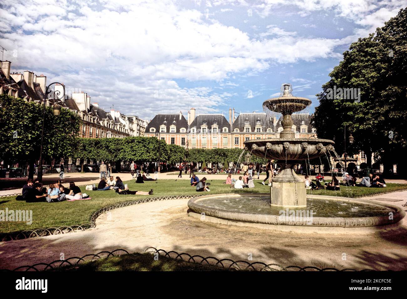 Wochenende entgeltet, Pariser Leben ist wieder mit der Sonne am 28. Mai 2021 Paris, Place des Vosges, Frankreich. (Foto von Daniel Pier/NurPhoto) Stockfoto
