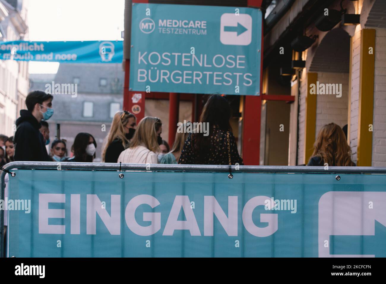 Am 29. Mai 2021 warten Menschen in einer langen Schlange vor einem Corona-Testzentrum im Düsseldorfer Stadtzentrum unter den entspannenden Corona-Maßnahmen in Deutschland (Foto: Ying Tang/NurPhoto) Stockfoto