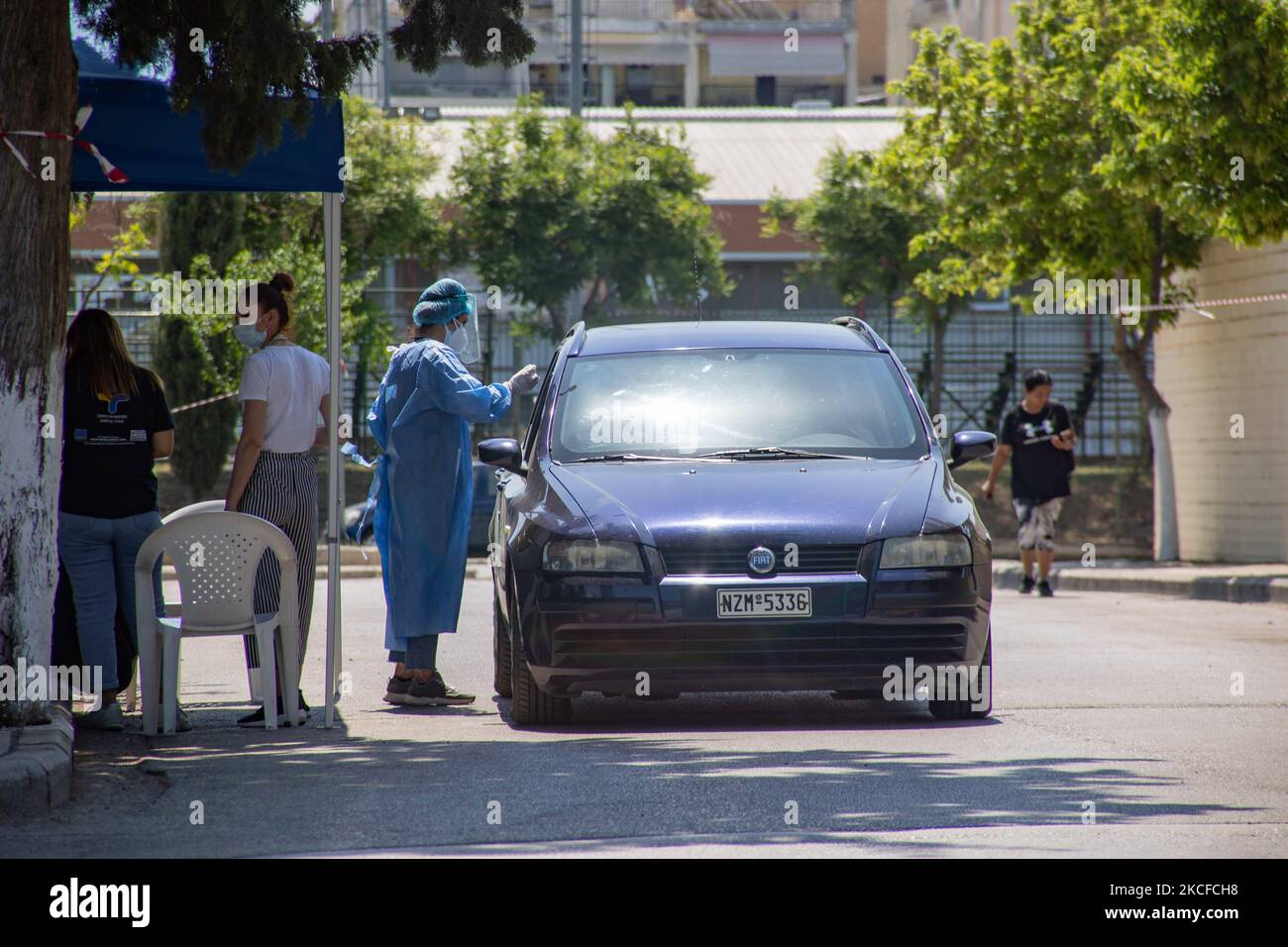 Covid Fahren Sie durch Tests mit Autos, die anhalten und Menschen in einer temporären Einrichtung in Ampelokipi Thessaloniki in Griechenland getestet werden. Die kostenlosen Rapid- und PCR-Coronavirus-Tests werden von EODY, der griechischen Gesundheitsorganisation von Krankenschwester, mit voller persönlicher Schutzausrüstung, psa, Gesichtsmask usw. bereitgestellt.Tests sind für einige Jobs obligatorisch, um die Ausbreitung der Pandemie zu bekämpfen. Thessaloniki, Griechenland am 27. Mai 2021 (Foto von Nicolas Economou/NurPhoto) Stockfoto