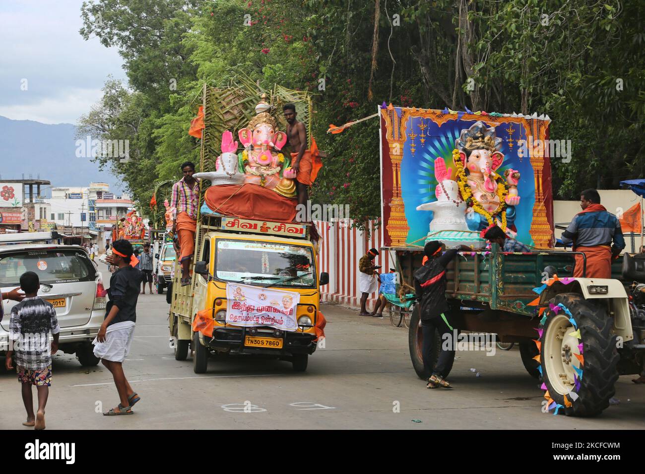 Tamilische Hindu-Anhänger mit großen Lehm-Idolen von Lord Ganesha (Lord Ganesh), die an Fahrzeuge befestigt sind, reisen vom Ganesh (Pillaiyar) Tempel zum Ozean während des Festivals von Ganesh Chaturthi in der Stadt Palani (Pazhani) in Tamil Nadu, Indien. Einmal am Meer werden Gebete stattfinden, bevor die Götzen in den Ozean eintauchen. Ganesh Chaturtti (auch bekannt als Vinayaka Chaturtti) ist ein hinduistisches Fest, das die Ankunft von Ganesh von Kailash Parvat mit seiner Mutter Göttin Parvati auf die Erde feiert. (Foto von Creative Touch Imaging Ltd./NurPhoto) Stockfoto