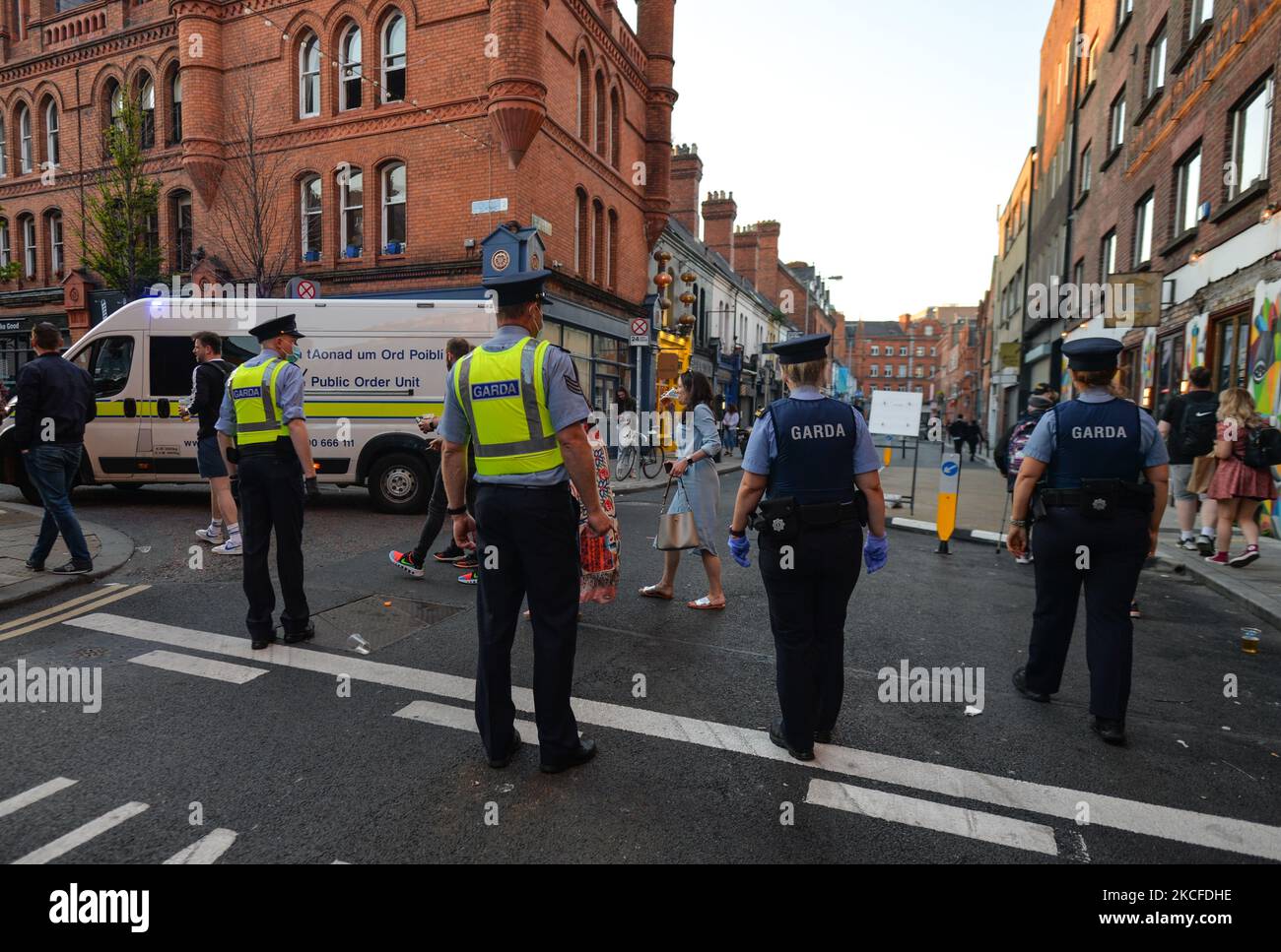 Mitglieder der Gardai (Irish Police) setzen Einschränkungen durch das Coronavirus durch und verlegen Menschen von der Drury Street in Dublin. Der leitende medizinische Offizier, Dr. Tony Holohan, kritisierte Szenen von „riesigen Menschenmengen“, die sich im Stadtzentrum von Dublin versammelten und sagte, dass das Land „es nicht braucht“, nachdem es am Sonntag, dem 30. Mai 2021, in Dublin, Irland, so viele Fortschritte bei der Bekämpfung der Covid-19-Fälle gemacht hatte. (Foto von Artur Widak/NurPhoto) Stockfoto