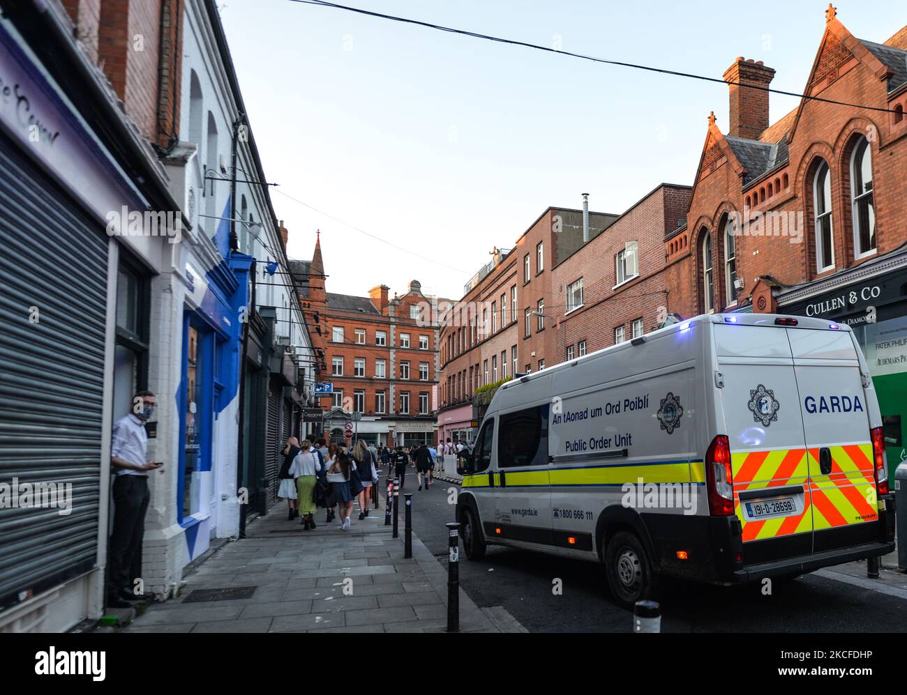 Mitglieder der Gardai (Irish Police) setzen Einschränkungen durch das Coronavirus durch und verlegen Menschen von der Drury Street in Dublin. Der leitende medizinische Offizier, Dr. Tony Holohan, kritisierte Szenen von „riesigen Menschenmengen“, die sich im Stadtzentrum von Dublin versammelten und sagte, dass das Land „es nicht braucht“, nachdem es am Sonntag, dem 30. Mai 2021, in Dublin, Irland, so viele Fortschritte bei der Bekämpfung der Covid-19-Fälle gemacht hatte. (Foto von Artur Widak/NurPhoto) Stockfoto