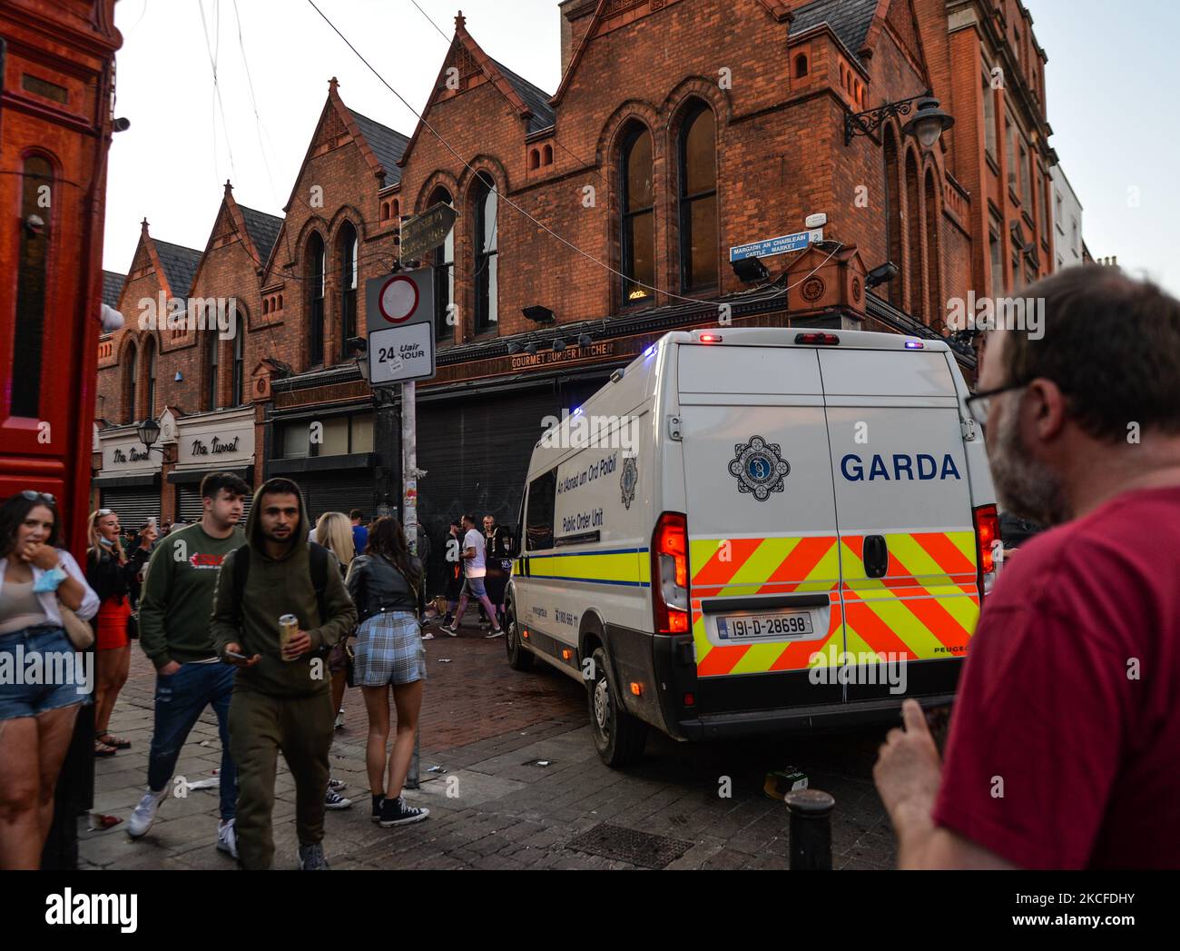 Mitglieder der Gardai (Irish Police) setzen Einschränkungen des Coronavirus durch und verlegen Menschen von der Grafton Street in Dublin. Der leitende medizinische Offizier, Dr. Tony Holohan, kritisierte Szenen von „riesigen Menschenmengen“, die sich im Stadtzentrum von Dublin versammelten und sagte, dass das Land „es nicht braucht“, nachdem es am Sonntag, dem 30. Mai 2021, in Dublin, Irland, so viele Fortschritte bei der Bekämpfung der Covid-19-Fälle gemacht hatte. (Foto von Artur Widak/NurPhoto) Stockfoto