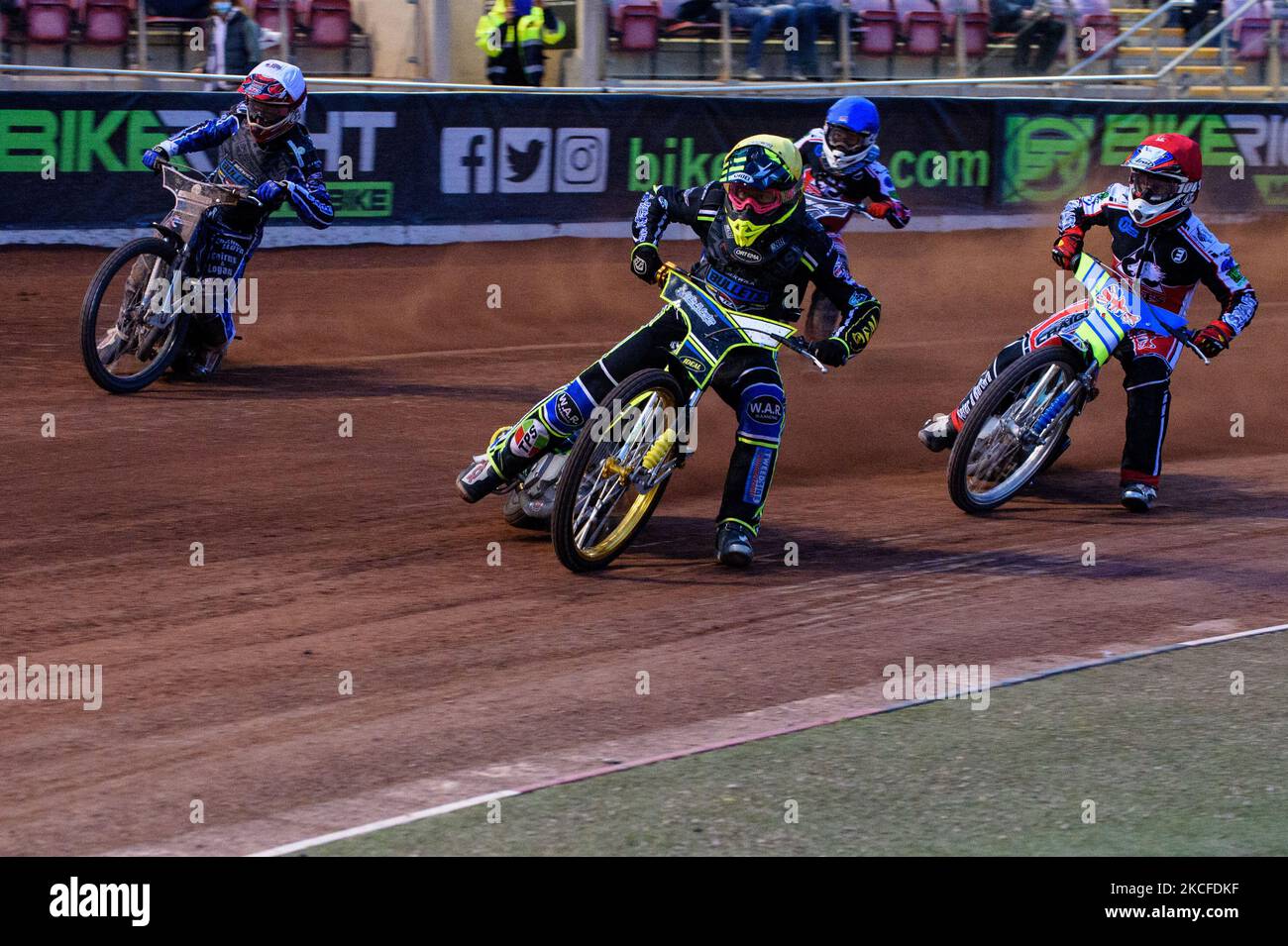 Kieran Douglas (Gelb) und Greg Blair (Weiß) führen Benji Compton (Rot) und Sam McGurk (Blau) während des Spiels der SGB National Development League zwischen Belle Vue Colts und Berwick Bullets am Freitag, dem 28.. Mai 2021, im National Speedway Stadium in Manchester an. (Foto von Ian Charles/MI News/NurPhoto) Stockfoto