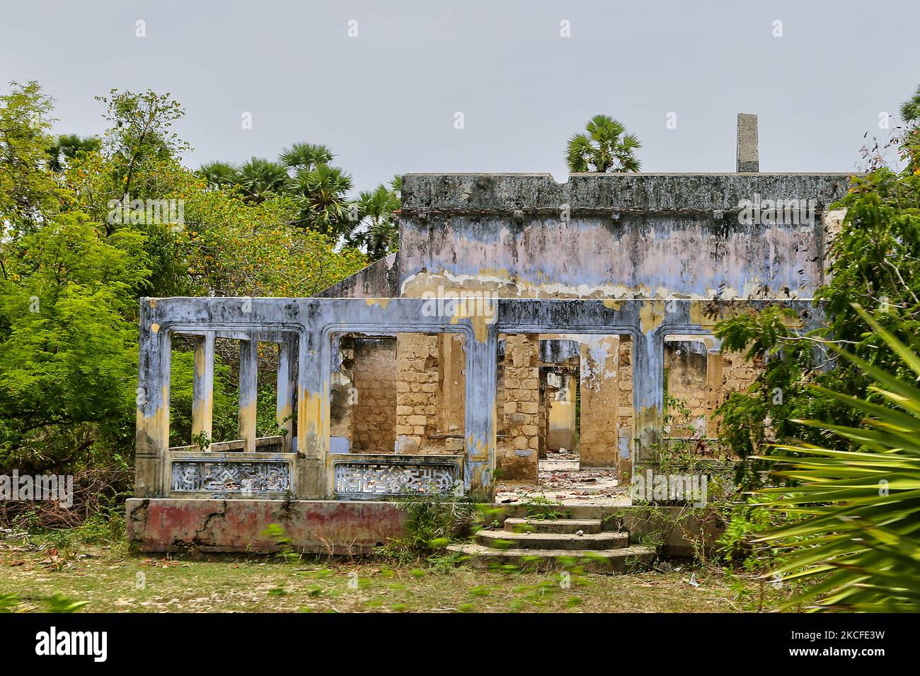 Überreste eines Hauses, das während des Bürgerkriegs in Jaffna, Sri Lanka, durch Bombenangriffe zerstört wurde. Dies ist nur eine der vielen Erinnerungen an die tiefen Narben, die während des 26-jährigen Bürgerkrieges zwischen der srilankischen Armee und der LTTE (Liberation Tigers of Tamil Eelam) entstanden sind. Die Vereinten Nationen schätzen, dass während des Krieges etwa 40.000 Menschen getötet wurden. (Foto von Creative Touch Imaging Ltd./NurPhoto) Stockfoto