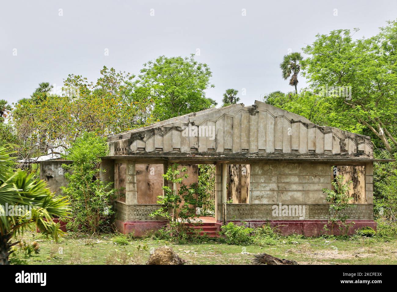 Überreste eines Hauses, das während des Bürgerkrieges in Jaffna, Sri Lanka, zerstört wurde. Dies ist nur eine der vielen Erinnerungen an die tiefen Narben, die während des 26-jährigen Bürgerkrieges zwischen der srilankischen Armee und der LTTE (Liberation Tigers of Tamil Eelam) entstanden sind. Die Vereinten Nationen schätzen, dass während des Krieges etwa 40.000 Menschen getötet wurden. (Foto von Creative Touch Imaging Ltd./NurPhoto) Stockfoto