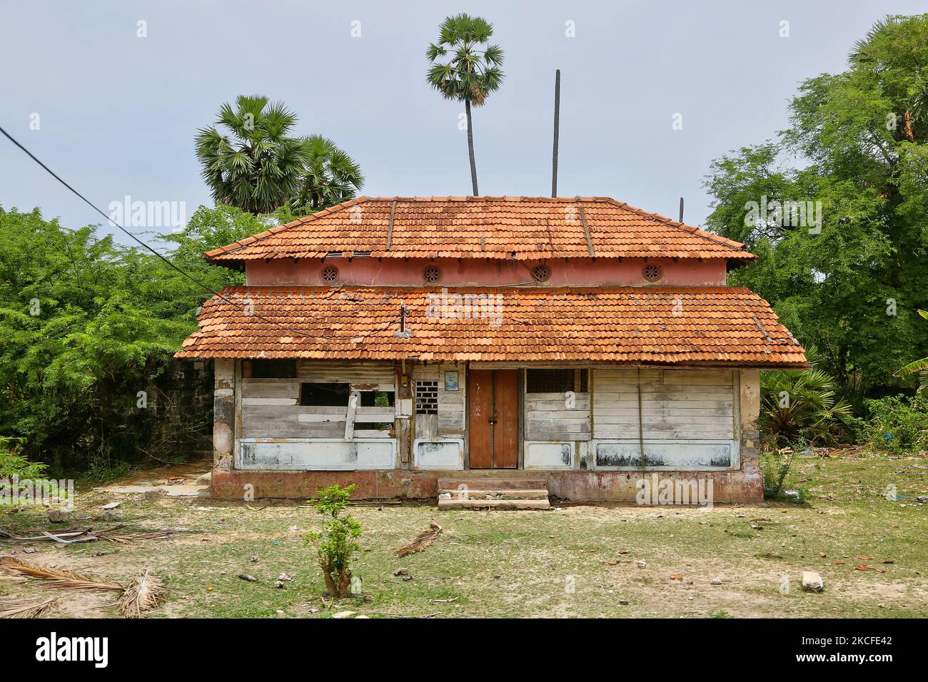 Überreste eines Hauses, das im Bürgerkrieg in Jaffna, Sri Lanka, leer stand. Alle Mitglieder dieser Familie, die dieses Haus besetzten, wurden während des Bürgerkrieges hingerichtet. Dies ist nur eine der vielen Erinnerungen an die tiefen Narben, die während des 26-jährigen Bürgerkrieges zwischen der srilankischen Armee und der LTTE (Liberation Tigers of Tamil Eelam) entstanden sind. Die Vereinten Nationen schätzen, dass während des Krieges etwa 40.000 Menschen getötet wurden. (Foto von Creative Touch Imaging Ltd./NurPhoto) Stockfoto
