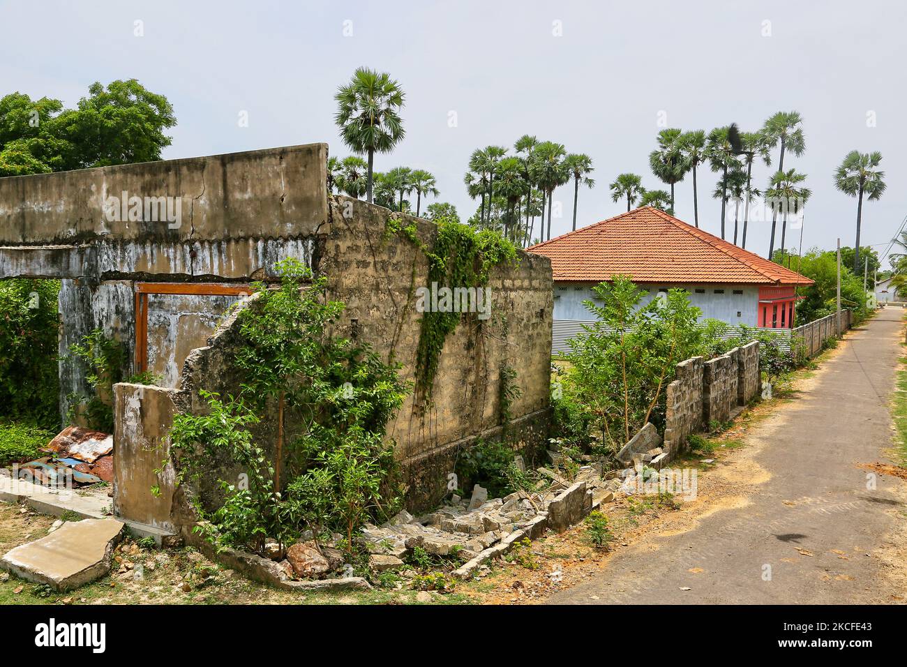Überreste eines Hauses, das während des Bürgerkriegs in Jaffna, Sri Lanka, durch Bombenangriffe zerstört wurde. Dies ist nur eine der vielen Erinnerungen an die tiefen Narben, die während des 26-jährigen Bürgerkrieges zwischen der srilankischen Armee und der LTTE (Liberation Tigers of Tamil Eelam) entstanden sind. Die Vereinten Nationen schätzen, dass während des Krieges etwa 40.000 Menschen getötet wurden. (Foto von Creative Touch Imaging Ltd./NurPhoto) Stockfoto