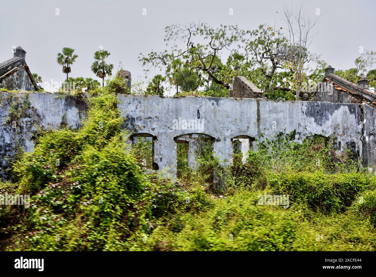 Überreste eines Gebäudes, das während des Bürgerkrieges in Jaffna, Sri Lanka, durch Bombenangriffe zerstört wurde. Dies ist nur eine der vielen Erinnerungen an die tiefen Narben, die während des 26-jährigen Bürgerkrieges zwischen der srilankischen Armee und der LTTE (Liberation Tigers of Tamil Eelam) entstanden sind. Die Vereinten Nationen schätzen, dass während des Krieges etwa 40.000 Menschen getötet wurden. (Foto von Creative Touch Imaging Ltd./NurPhoto) Stockfoto