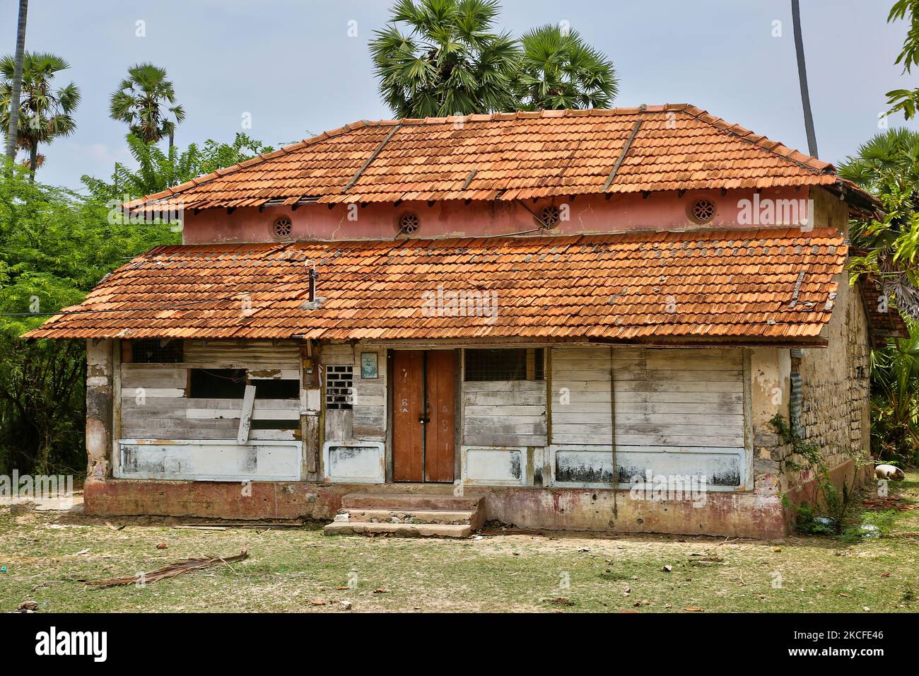 Überreste eines Hauses, das im Bürgerkrieg in Jaffna, Sri Lanka, leer stand. Alle Mitglieder dieser Familie, die dieses Haus besetzten, wurden während des Bürgerkrieges hingerichtet. Dies ist nur eine der vielen Erinnerungen an die tiefen Narben, die während des 26-jährigen Bürgerkrieges zwischen der srilankischen Armee und der LTTE (Liberation Tigers of Tamil Eelam) entstanden sind. Die Vereinten Nationen schätzen, dass während des Krieges etwa 40.000 Menschen getötet wurden. (Foto von Creative Touch Imaging Ltd./NurPhoto) Stockfoto