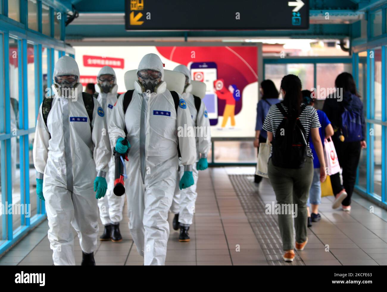 Chemische Truppen desinfizieren Orte und transportieren in Taipei und anderen Orten, nach einer Zunahme inländischer COVID-19-Fälle und damit verbundener Todesfälle, in Taipei, Taiwan, 31. Mai 2021. Das Land steht außerdem vor einem Mangel an Isolationsstationen, medizinischen Fachkräften auf der Intensivstation und Impfstoffen inmitten der Übertragung durch die Gemeinschaft. (Foto von Ceng Shou Yi/NurPhoto) Stockfoto