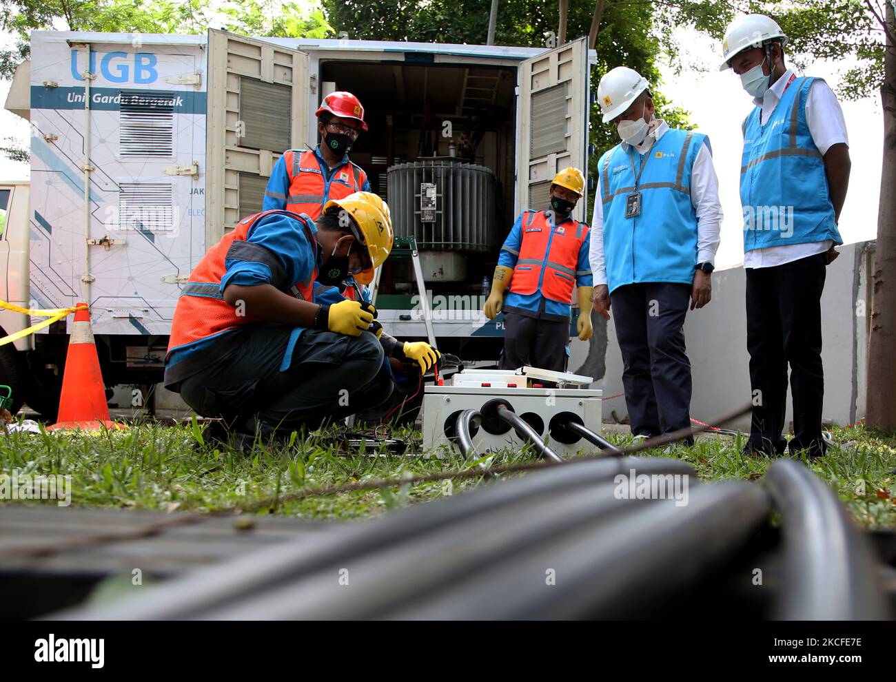 Beamte (staatliches Elektrizitätsunternehmen) PLN führen am 31,2021. Mai die Wartung eines 20 Kilo-Volt-Umspannwerks durch, ohne die Stromversorgung vorübergehend in Wohnhäusern in Metland, Cakung, Jakarta, Indonesien, zu unterbrechen. Die Wartung zielt darauf ab, den Kundenkomfort zu verbessern, und zwar die Zuverlässigkeit der Stromverteilung zu gewährleisten, da das Umspannwerk gut gewartet wird und während der Wartung keine vorübergehende Abschaltung erfolgt. PLN verwendet Mobile Umspannwerke (UGB) in Form von Lkw mit Geräten wie Verteilerstationen in ihnen. Die UGB ersetzt den Spaß Stockfoto