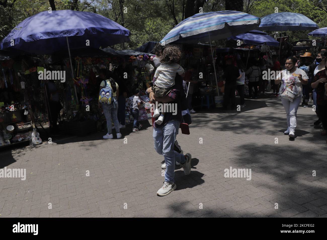 Besucher im Chapultepec-Wald in Mexiko-Stadt, während des Gesundheitsnotfalls COVID-19 und der gelben epidemiologischen Ampel in der Hauptstadt. (Foto von Gerardo Vieyra/NurPhoto) Stockfoto