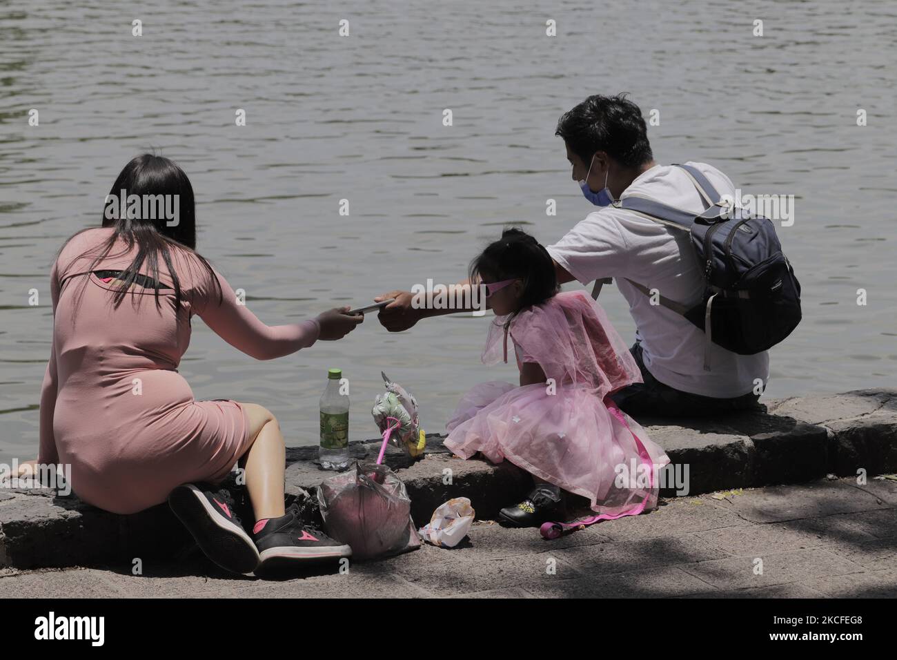 Besucher am Chapultepec-See in Mexiko-Stadt, während des Gesundheitsnotfalls COVID-19 und der gelben epidemiologischen Ampel in der Hauptstadt. (Foto von Gerardo Vieyra/NurPhoto) Stockfoto