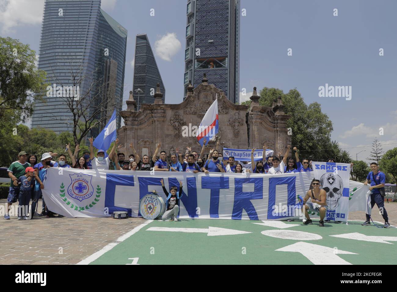 Fans des mexikanischen Fußballteams Cruz Azul vor dem Bosque de Chapultepec in Mexiko-Stadt, während des COVID-19-Gesundheitsnotfalls und der gelben epidemiologischen Ampel in der Hauptstadt. (Foto von Gerardo Vieyra/NurPhoto) Stockfoto