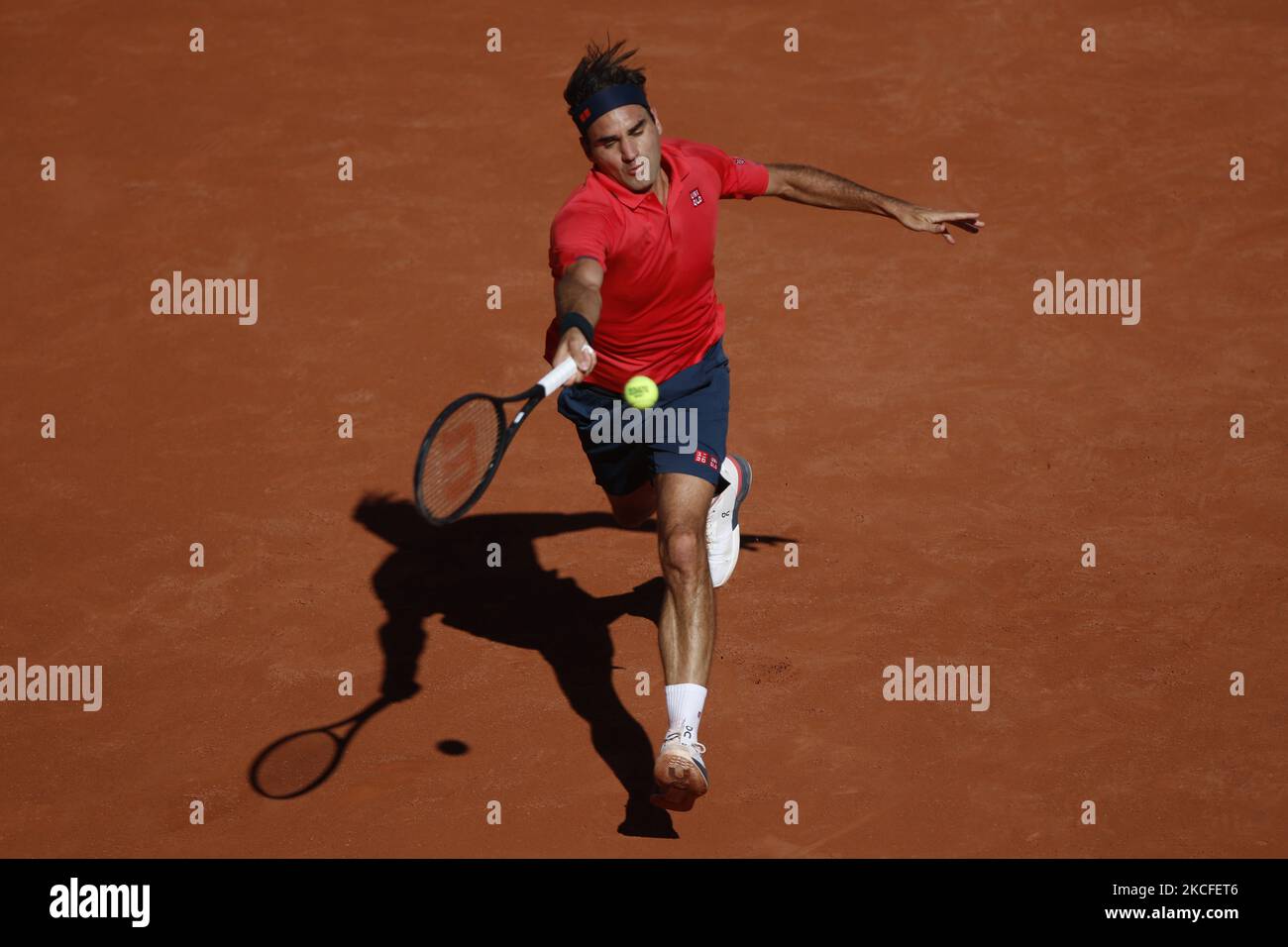 Roger Federer aus der Schweiz während seines Sieges 6-2 6-4 6-3 gegen Dennis Istomin aus Usbekistan in der ersten Runde der Männer-Singles bei Roland Garros am 31. Mai 2021 in Paris, Frankreich. (Foto: Mehdi Taamallah/NurPhoto) Stockfoto