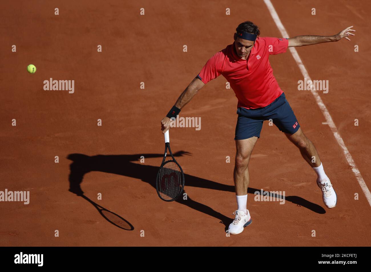 Roger Federer aus der Schweiz während seines Sieges 6-2 6-4 6-3 gegen Dennis Istomin aus Usbekistan in der ersten Runde der Männer-Singles bei Roland Garros am 31. Mai 2021 in Paris, Frankreich. (Foto: Mehdi Taamallah/NurPhoto) Stockfoto