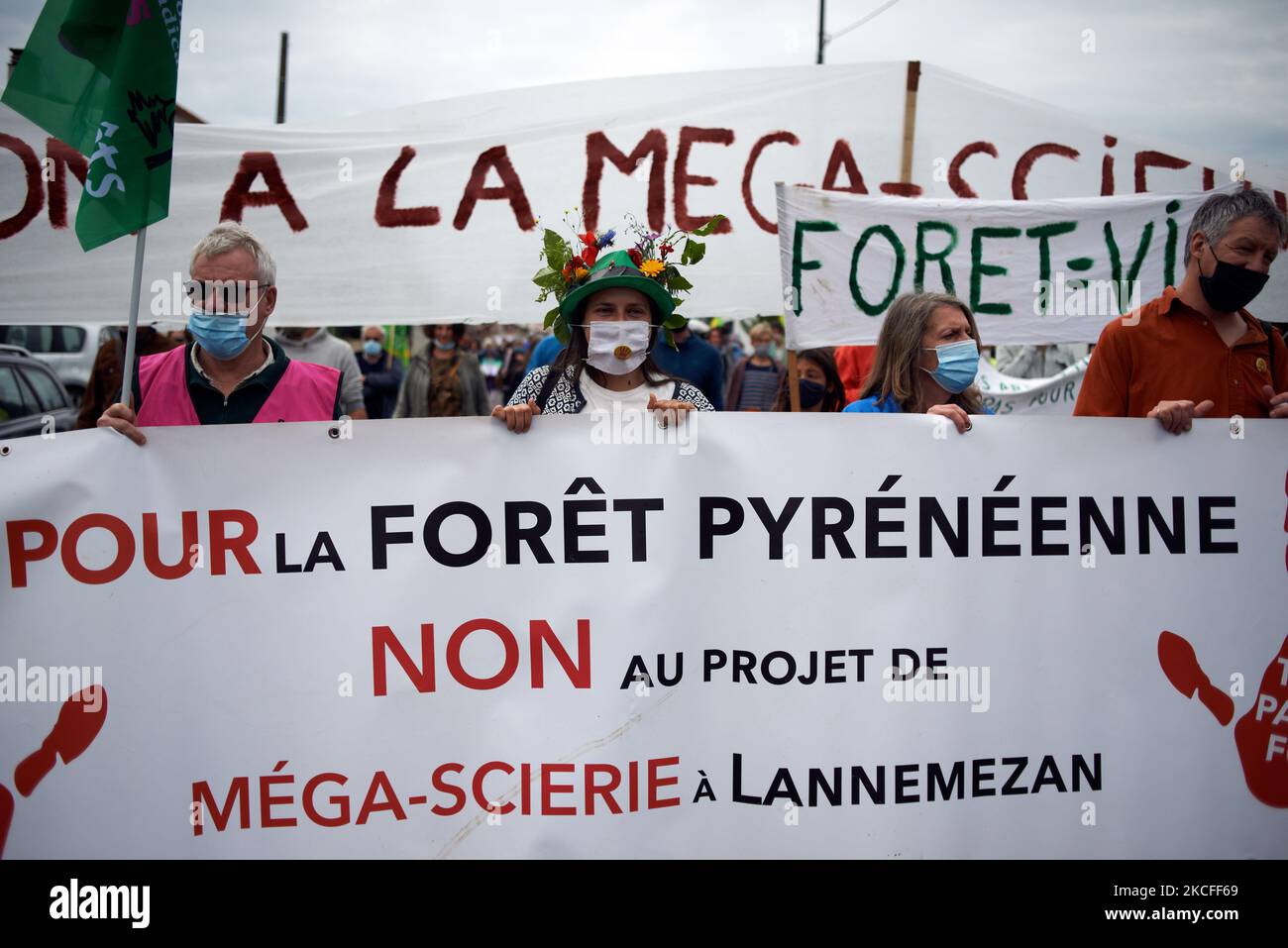 Auf dem Transparent steht: "Für den Pyrenäenwald, nicht das Mega-Sägewerk-Projekt in Lannemezan". Mehrere Verbände, politische Parteien und Menschen, die sich in einem Kollektiv "Touche pas a ma foret" (d. h. "Don't touch my Forest") zusammengeschlossen haben, demonstrierten in Lannemezan (Hautes-Pyrenees), als sie ihre Opposition gegen ein globales Unternehmen, Florian, zeigen wollten. Sie marschierten vom Bahnhof von Lannemezan zum Rathaus, bevor sie in Nestie ein Lager aufstellten. Das Sägewerk Florian will in der Nähe der Pyrenäenstadt Lannemezan ein riesiges Sägewerk bauen. Das Sägewerk wird voraussichtlich fast 400,000 Kubikmeter Buchenwoo behandeln Stockfoto