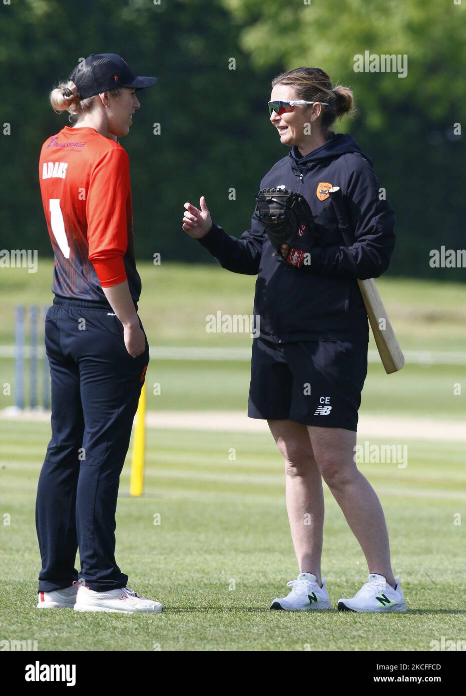 Charlotte Edwards, Chefcoach der Southern Vipers, spricht mit Southern Vipers George Adams während der Rachael Heyhoe Flint Trophy Women's Domestic One-Day Match zwischen South East Stars und Southern Vipers am 31.. Mai 2021 auf dem Kent County Ground, Beckenham, England. (Foto von Action Foto Sport/NurPhoto) Stockfoto