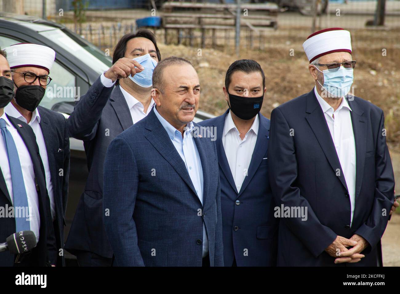 Der türkische Außenminister Mevlut Cavusoglu in Komotini zu einem privaten Besuch während seines offiziellen Besuchs in Griechenland als türkischer FM. Die Region Komotini und Thrakien hat eine muslimische Minderheit. Herr Mevlut Cavusoglu besuchte das örtliche Konsulat, die Schule der Minderheit, begrüßte die Menge und hatte unterwegs Selfies mit jungen Einheimischen, aß in einer lokalen Taverne mit Mufthis im Dorf Thamna und besuchte das Grab des Gründers der Freundschaft, Die Gleichstellungs- und Friedenspartei (FEP) Dr. Sadik Ahmet hat am 30. Mai 2021 in Komotini, Griechenland, gebetet, wo er mit den Einheimischen gebetet hat. (Foto von Nicolas Economou/NurPhoto) Stockfoto