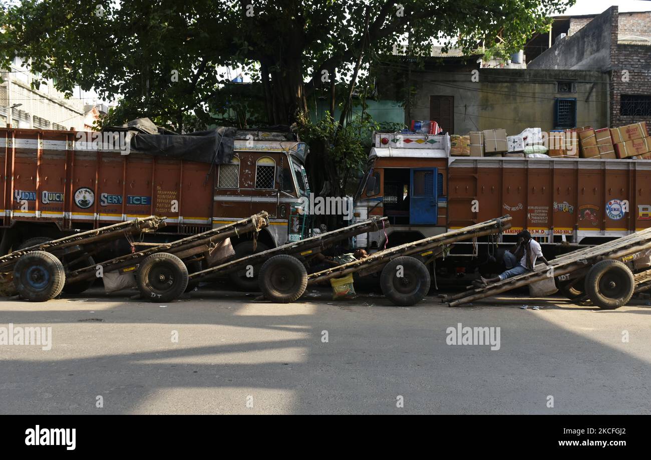 Migranten schlafen auf einem Handzugwagen inmitten eines Coronavirus-Notfalls in Kalkutta, Indien, 02. Juni 2021. Indien bereitet derzeit ein Konjunkturpaket für Sektoren vor, die am stärksten von einer tödlichen Coronavirus-Welle betroffen sind, und zielt darauf ab, eine Wirtschaft zu unterstützen, die mit einer Reihe örtlich begrenzter Sperrungen zu kämpfen hat, sagten Leute, die mit der Angelegenheit vertraut sind. Laut einem indischen Medienbericht arbeitet das Finanzministerium an Vorschlägen zur Stärkung der Tourismus-, Luftfahrt- und Gastgewerbe sowie kleiner und mittlerer Unternehmen. (Foto von Indranil Aditya/NurPhoto) Stockfoto