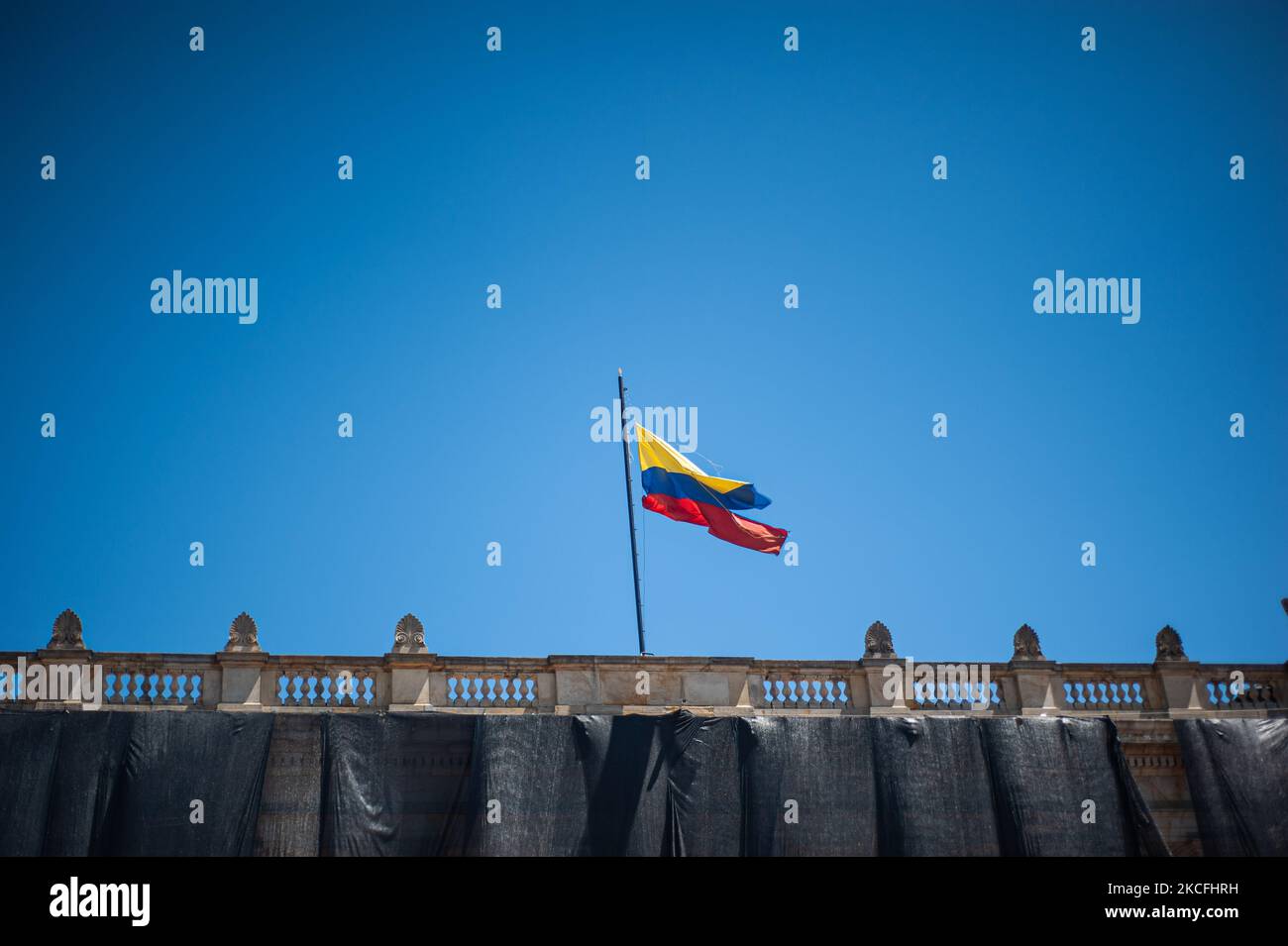 Die kolumbianische Kongresskapitolflagge wird als Dorn auseinander gesehen, als sich die Menschen auf der Plaza de Bolivar in 5 Wochen andauernden Anti-Regierungsprotesten gegen die Steuer- und Gesundheitsreformen von Präsident Ivan Duque sowie die Polizeibrutalität versammelten, die im vergangenen Monat aufgrund von Unruhen und auf mindestens 60 Tote eskalierte Fälle von Polizeibrutalität, in Bogota, Kolumbien, am 2. Juni 2021. (Foto von Sebastian Barros/NurPhoto) Stockfoto