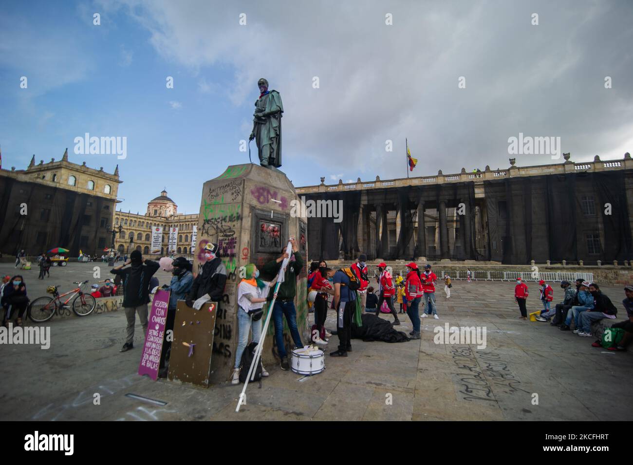 Die Demonstranten stehen zu Füßen der Simon Bolivar-Statue, während sich Menschen auf der Plaza de Bolivar in 5 Wochen andauernden regierungsfeindlichen Protesten gegen die Steuer- und Gesundheitsreformen von Präsident Ivan Duque sowie die Brutalität der Polizei versammeln, die im vergangenen Monat aufgrund von mindestens 60 Toten zu Tode eskalierte Unruhen und Fälle von Polizeibrutalität, in Bogota, Kolumbien, am 2. Juni 2021. (Foto von Sebastian Barros/NurPhoto) Stockfoto