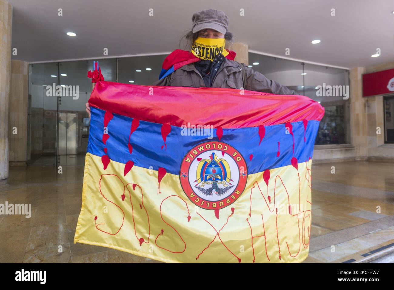 In Bogota, in der fünften Woche der Proteste gegen die kolumbianische Regierung, verwendet eine Frau eine kolumbianische Flagge auf dem Kopf. Am 2. Juni 2021 in Bogota, Colambia. (Foto von Daniel Garzon Herazo/NurPhoto) Stockfoto
