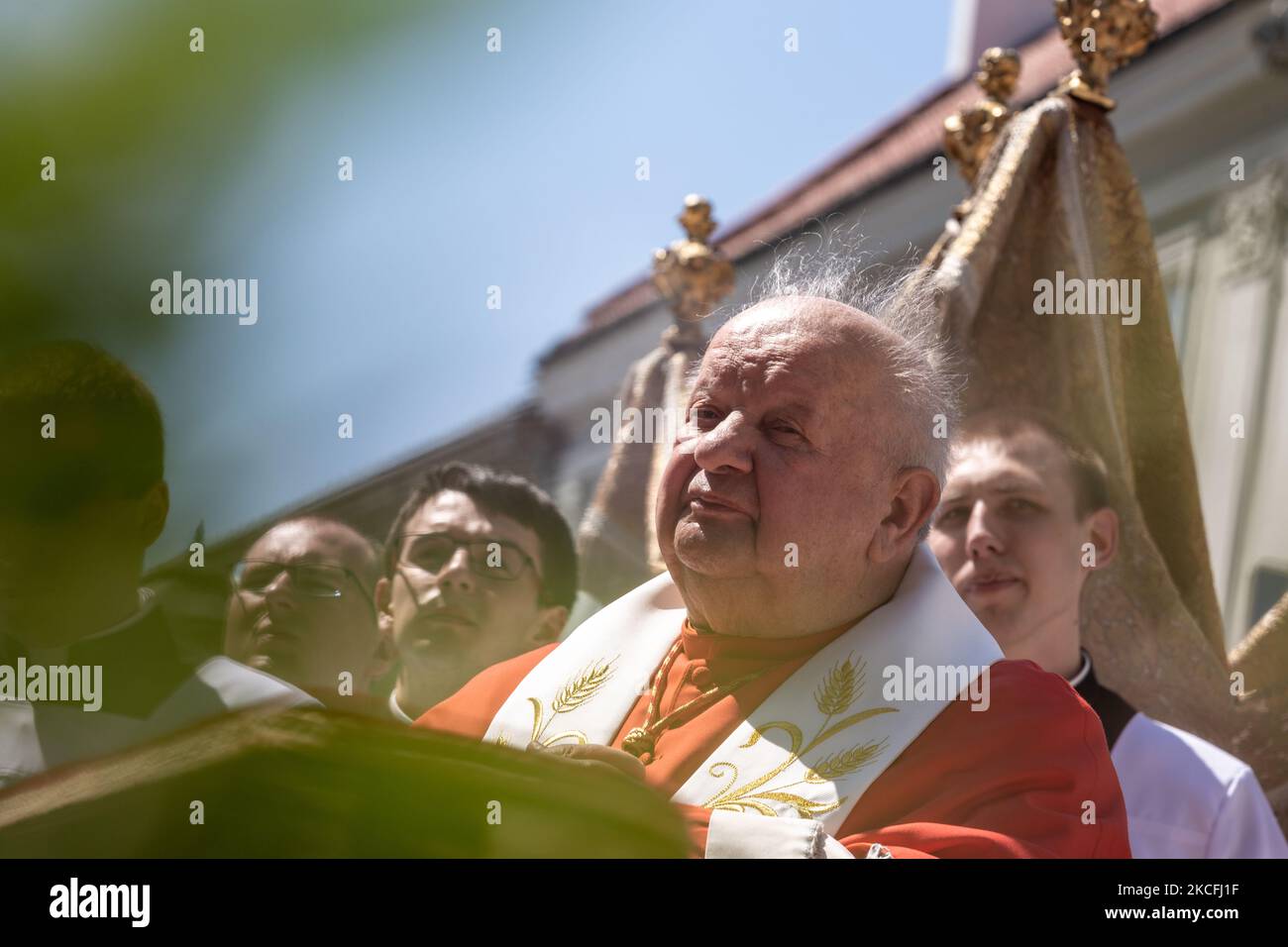 Kardinal Stanislaw Dziwisz geht am 3. Juni 2021 in der Krakauer Altstadt in die Prozession des Heiligen Leibes und des Blutes Christi. Die traditionelle Prozession der katholischen Kirche hat einen sehr wichtigen Platz im polnischen Kalender. An dieser Prozession nehmen die katholische Kirche Polens, darunter Bischof Marek Jedraszewski und Kardinal Stanislaw Dziwisz, Teil. (Foto von Dominika Zarzycka/NurPhoto) Stockfoto