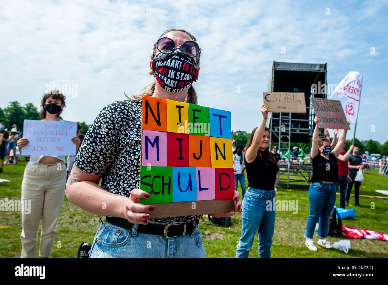 Ein Student hält während des landesweiten Studentenstreiks, der am 3.. Juni 2021 in Den Haag, Niederlande, organisiert wurde, ein Plakat mit der Aussage auf Niederländisch, es sei nicht meine Schuld. (Foto von Romy Arroyo Fernandez/NurPhoto) Stockfoto