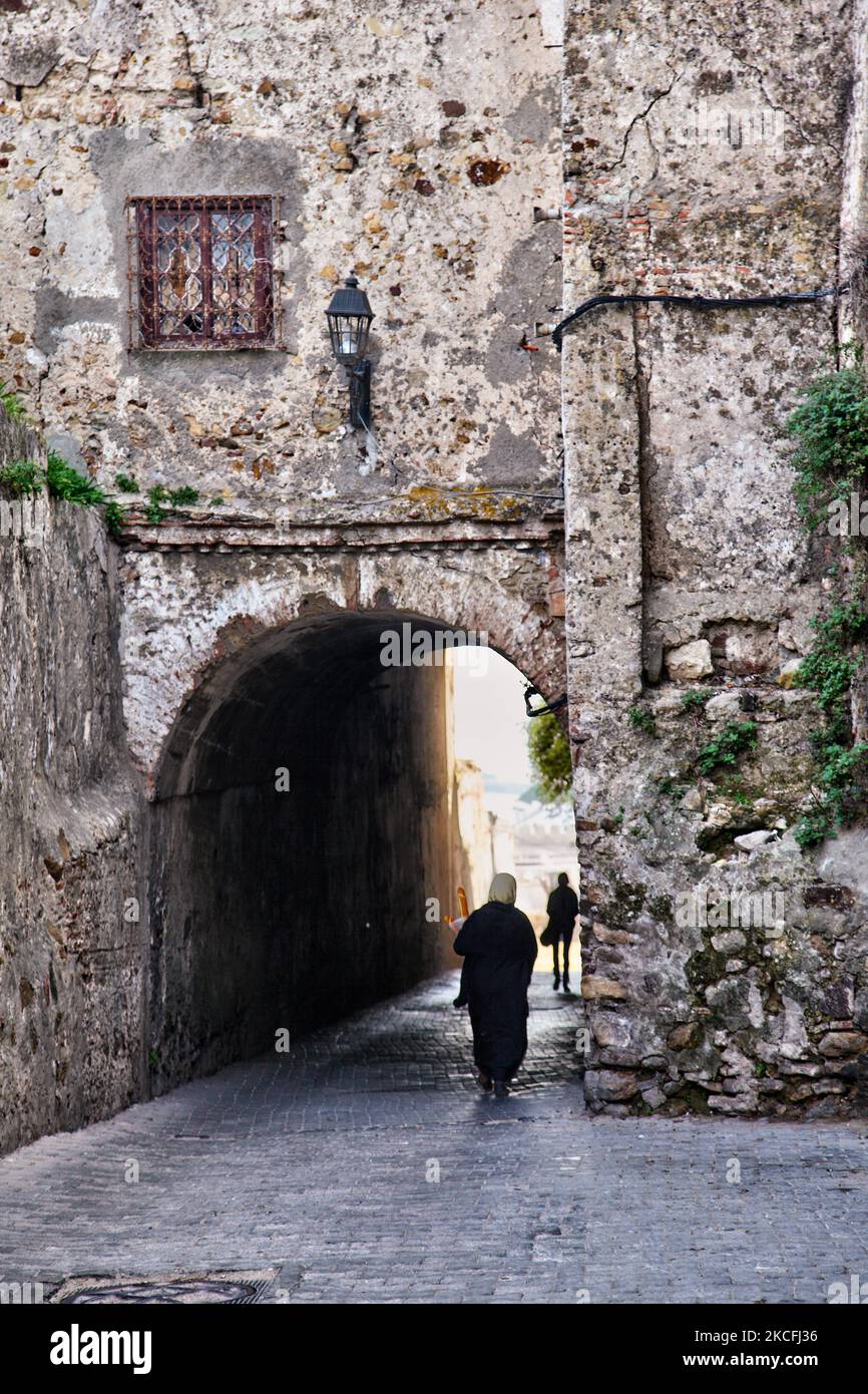 Am 28. Dezember 2015 laufen die Menschen in der Kasbah (altes Fort) aus dem 17.. Jahrhundert in der Stadt Tanger (Tanger), Marokko, Afrika. (Foto von Creative Touch Imaging Ltd./NurPhoto) Stockfoto