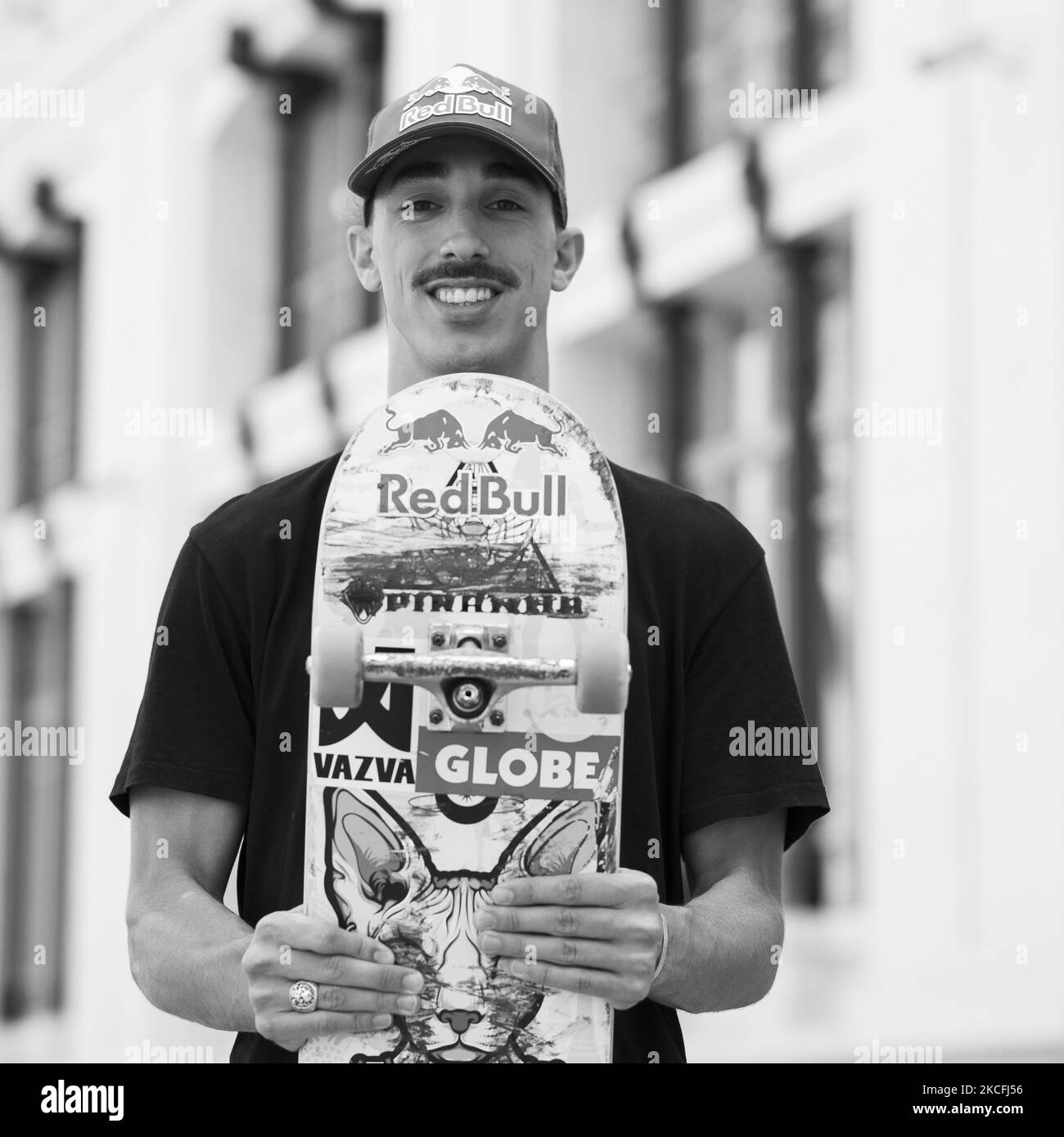 (ANMERKUNG DES HERAUSGEBERS: Bild wurde in Schwarz-Weiß konvertiert) Skater Danny Leon posiert während der Porträtsitzung in Madrid, Spanien am 3. Juni 2021. (Foto von Oscar Gonzalez/NurPhoto) Stockfoto