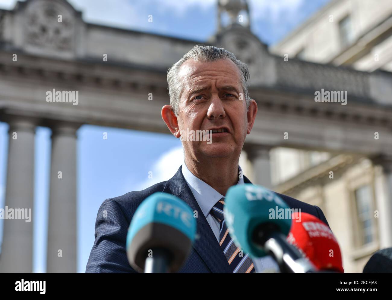 DUP-Führer Edwin Poots spricht während einer Pressekonferenz vor Regierungsgebäuden, bevor er heute Abend mit dem irischen Premierminister Micheal Martin (Taoiseach) zusammentreffen wird. Am Donnerstag, den 3. Juni 2021, in Dublin, Irland. (Foto von Artur Widak/NurPhoto) Stockfoto