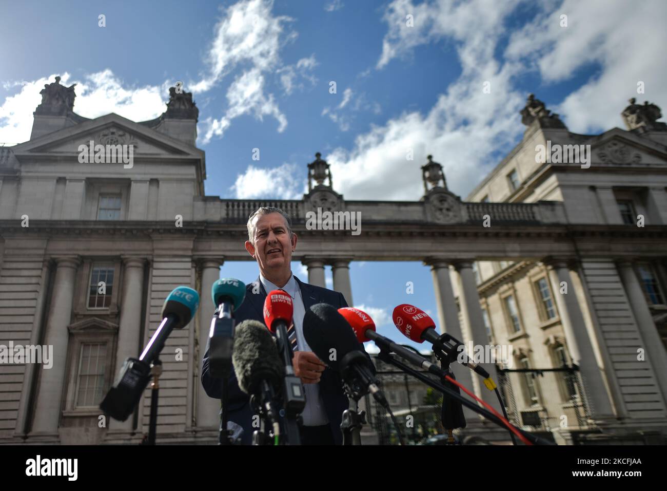 DUP-Führer Edwin Poots spricht während einer Pressekonferenz vor Regierungsgebäuden, bevor er heute Abend mit dem irischen Premierminister Micheal Martin (Taoiseach) zusammentreffen wird. Am Donnerstag, den 3. Juni 2021, in Dublin, Irland. (Foto von Artur Widak/NurPhoto) Stockfoto