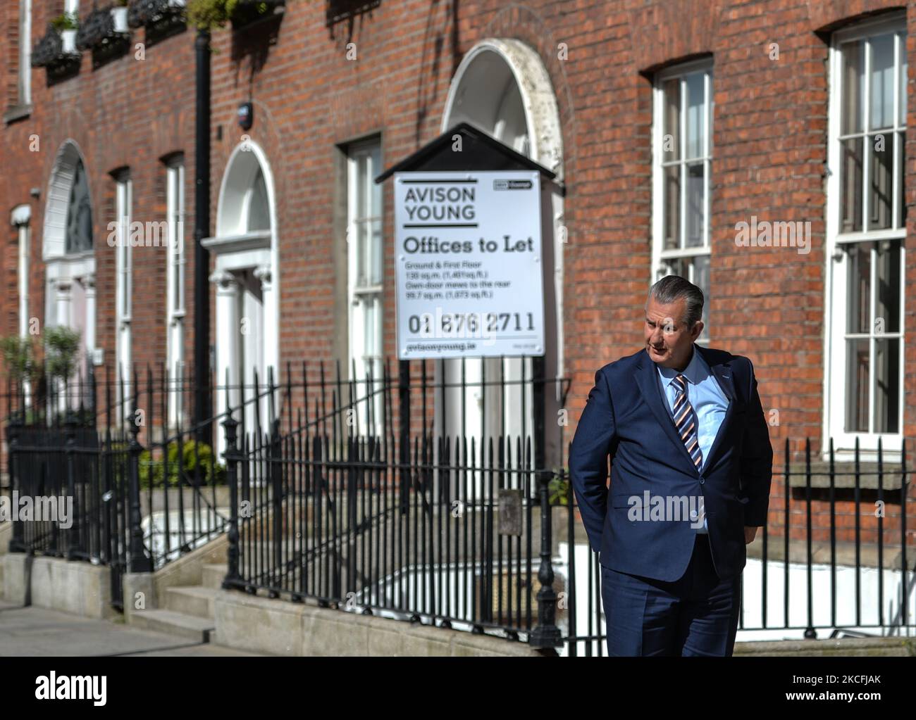 DUP-Anführer Edwin Poots ist auf dem Weg, vor seinem Treffen mit dem irischen Premierminister Micheal Martin (Taoiseach) heute Abend Medienvertreter vor Regierungsgebäuden zu treffen. Am Donnerstag, den 3. Juni 2021, in Dublin, Irland. (Foto von Artur Widak/NurPhoto) Stockfoto