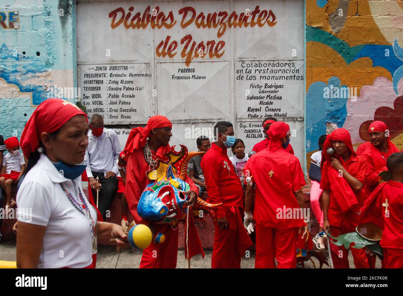 Tanzende Teufel ruhen während der Fronleichnamspause inmitten der Coronavirus-Pandemie in San Francisco de Yare, Miranda, Venezuela, am 03. Juni 2021 (Foto: Javier Campos/NurPhoto) Stockfoto