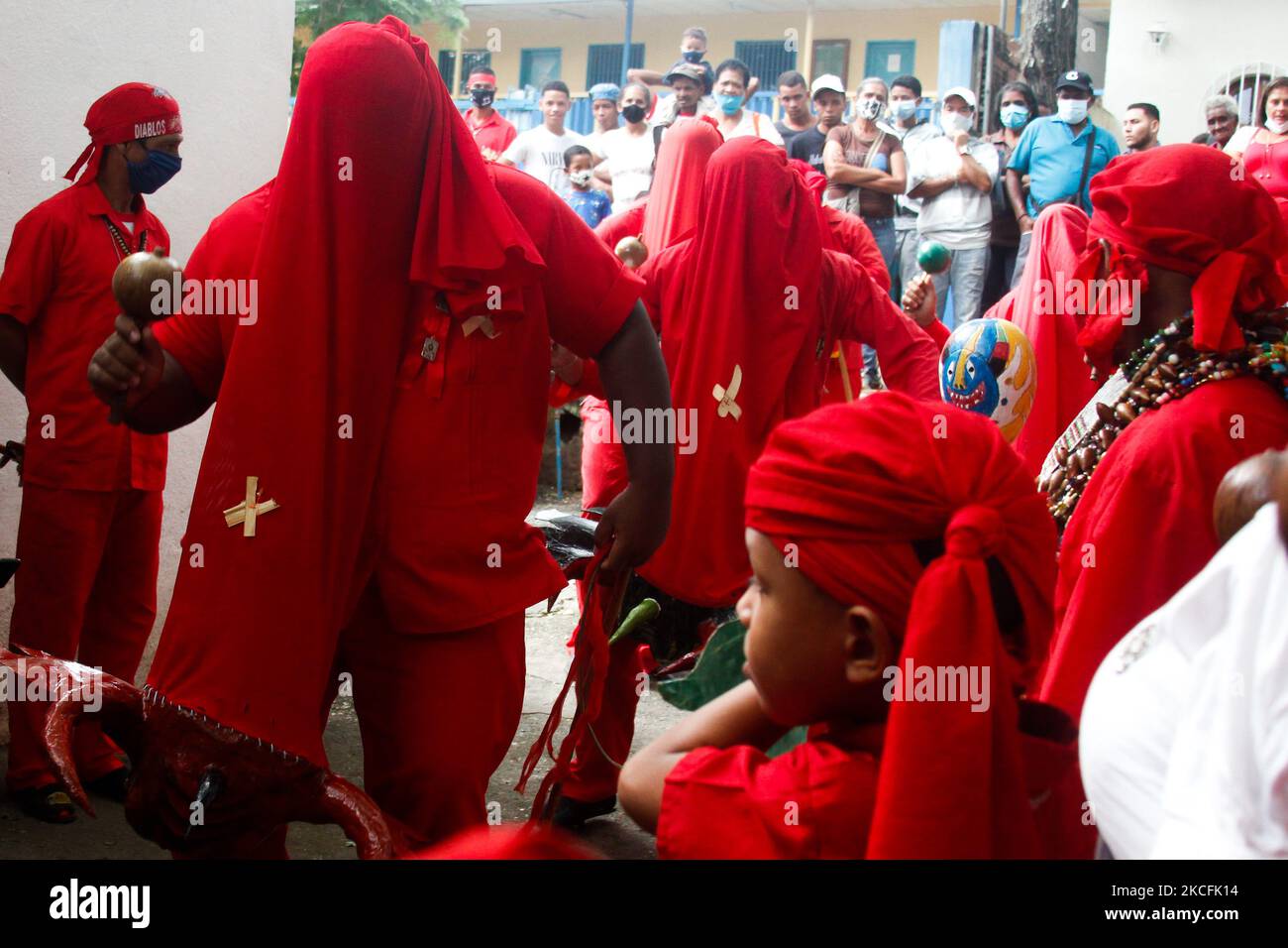 Männer, die als Diablos verkleidet sind, tanzen und spielen Maracas vor einem Altar während der Feier von Fronleichnam, inmitten der Coronavirus-Pandemie in San Francisco de Yare, Miranda, Venezuela, am 03. Juni 2021 (Foto: Javier Campos/NurPhoto) Stockfoto